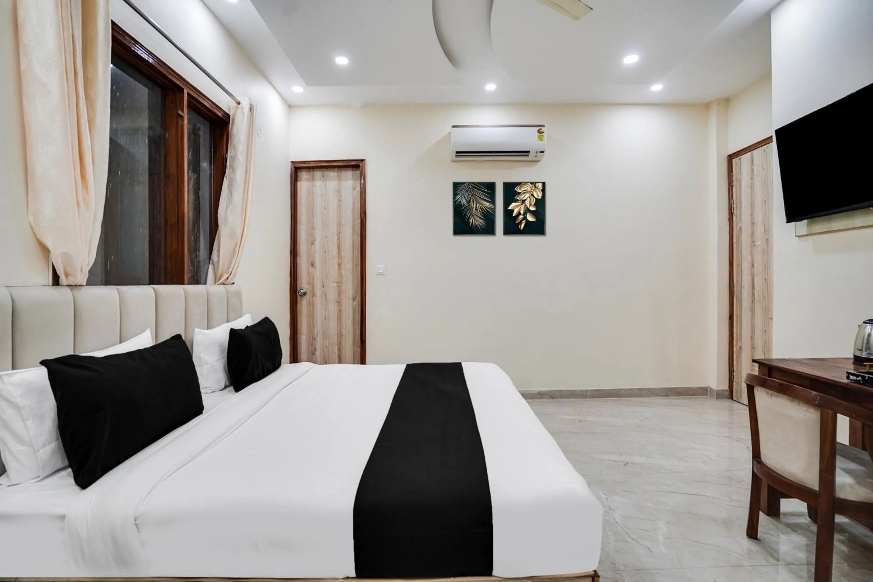 Bedroom, Bed in Super Townhouse Sector 63 A Noida
