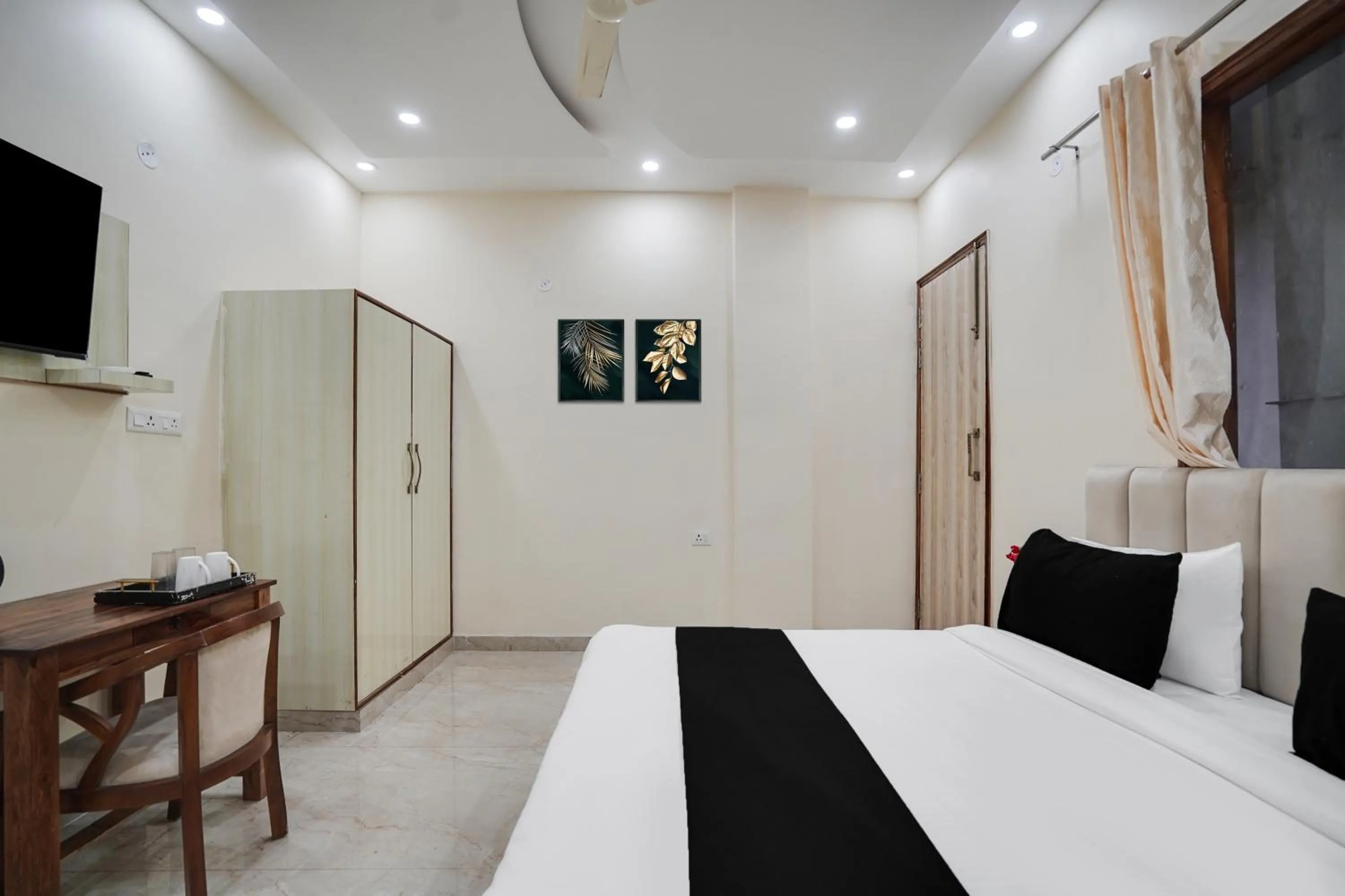 Bedroom, Bed in Super Townhouse Sector 63 A Noida