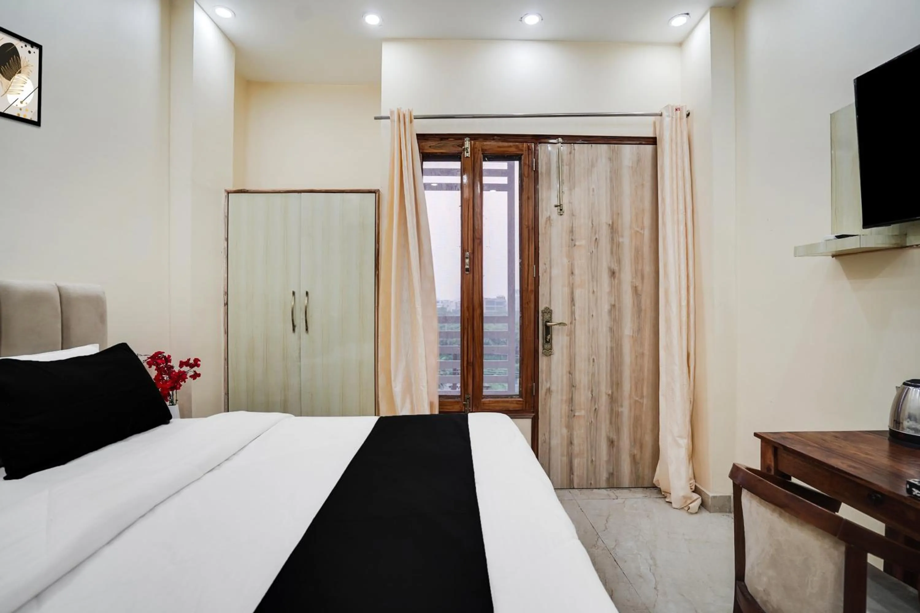 Bedroom, Bed in Super Townhouse Sector 63 A Noida