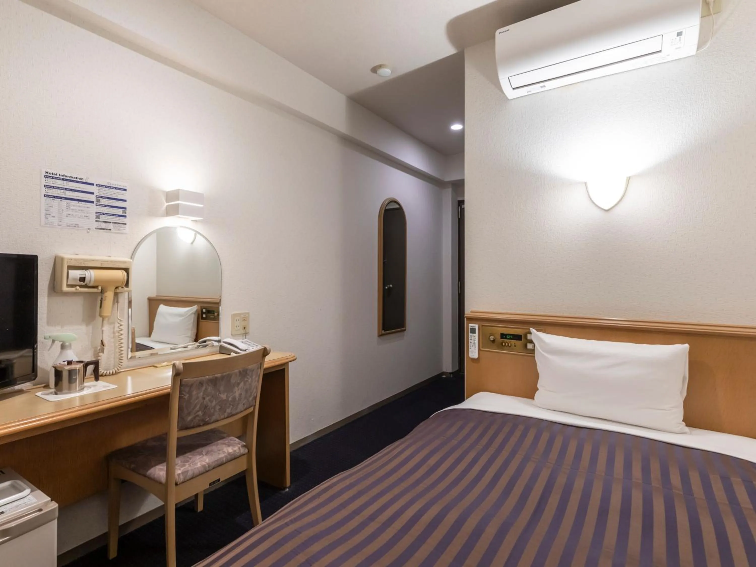 Photo of the whole room, Bed in Hotel HORAIRE Saijo