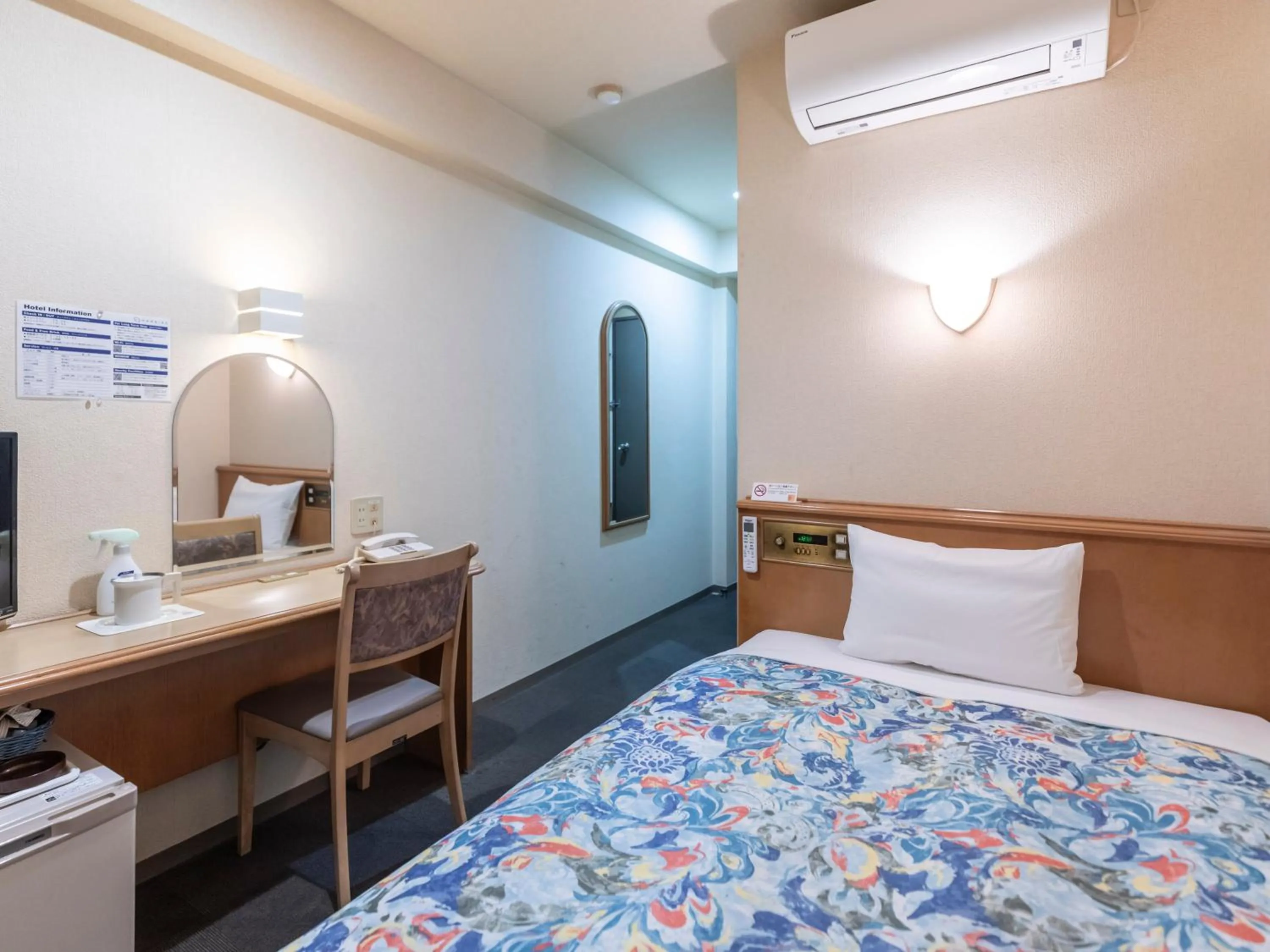 Photo of the whole room, Bed in Hotel HORAIRE Saijo