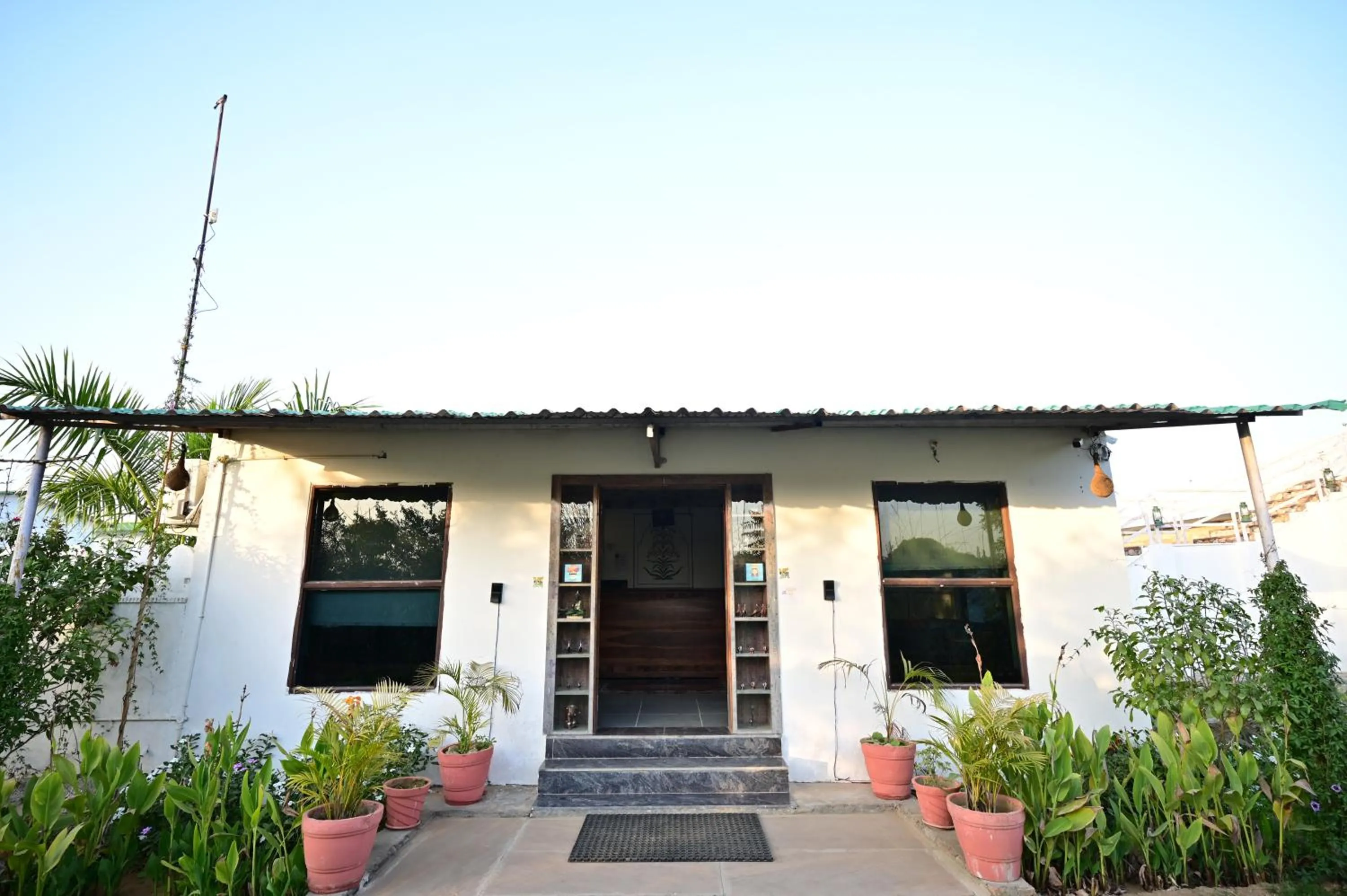 Facade/entrance in Hem Vilas