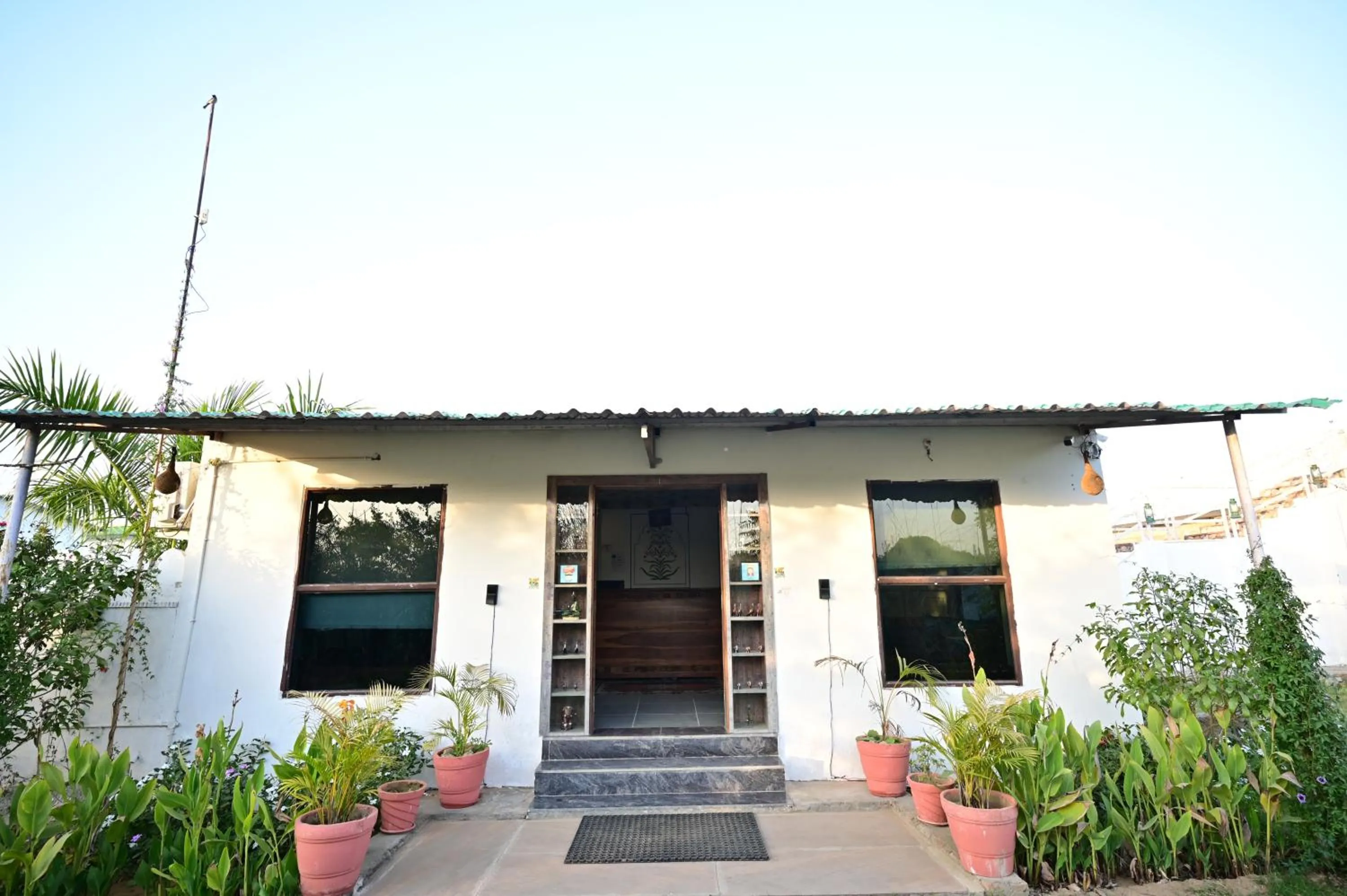 Facade/entrance in Hem Vilas