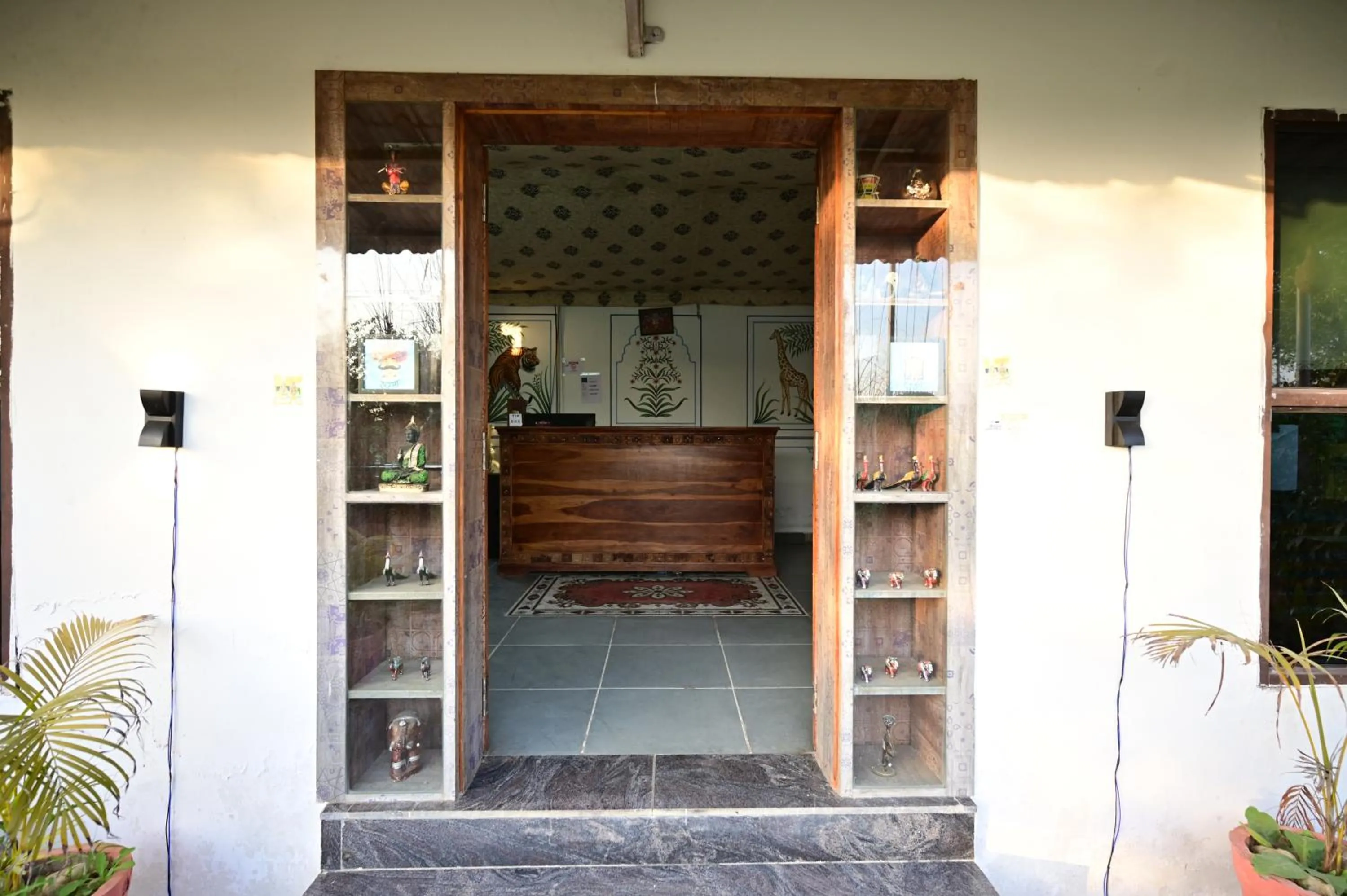 Facade/entrance in Hem Vilas