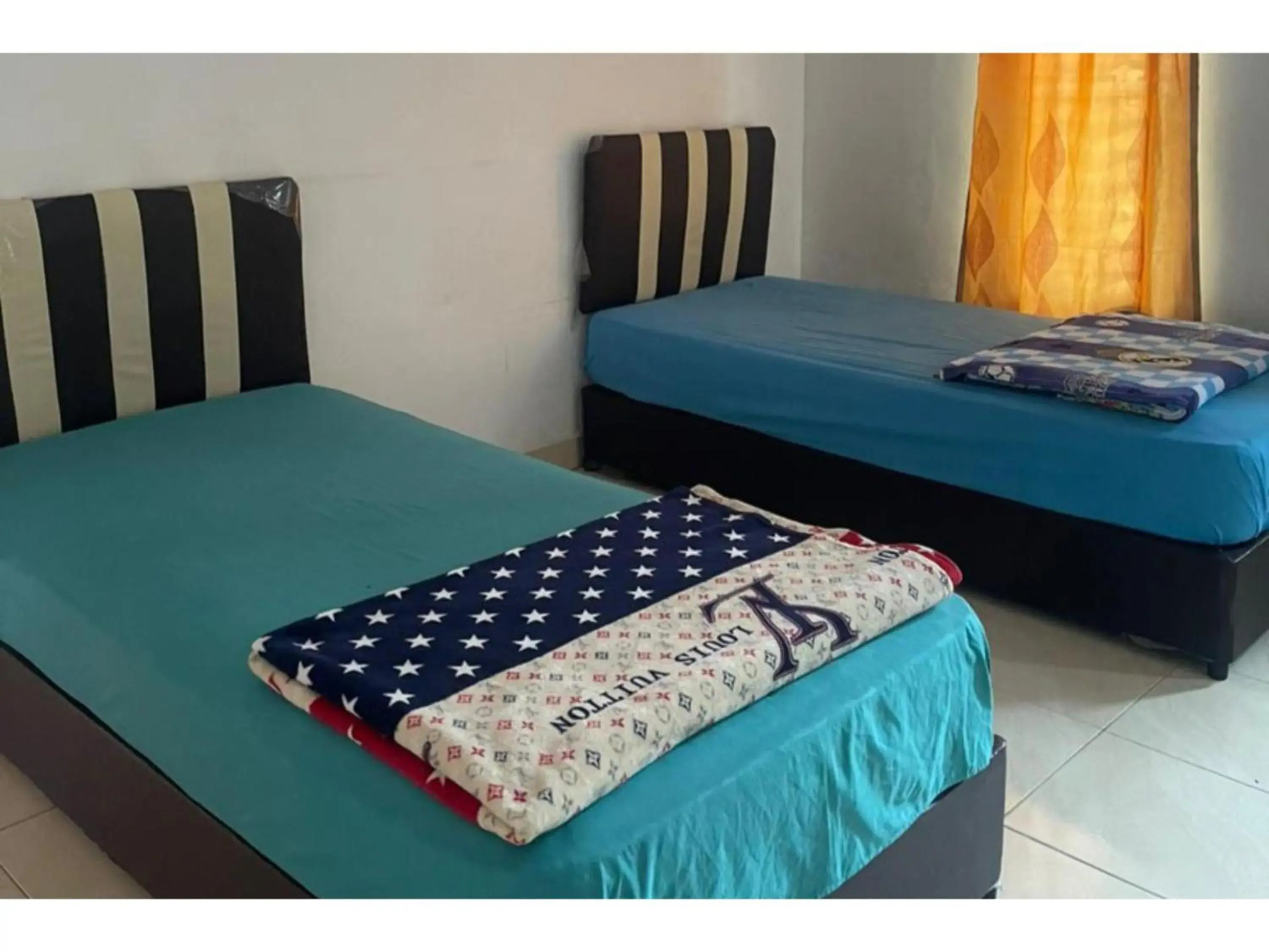 Small Twin Room in Hotel O Lona Guest House SyariahNearScience Park Universitas Riau Small Twin Room in Hotel O Lona Guest House SyariahNearScience Park Universitas Riau