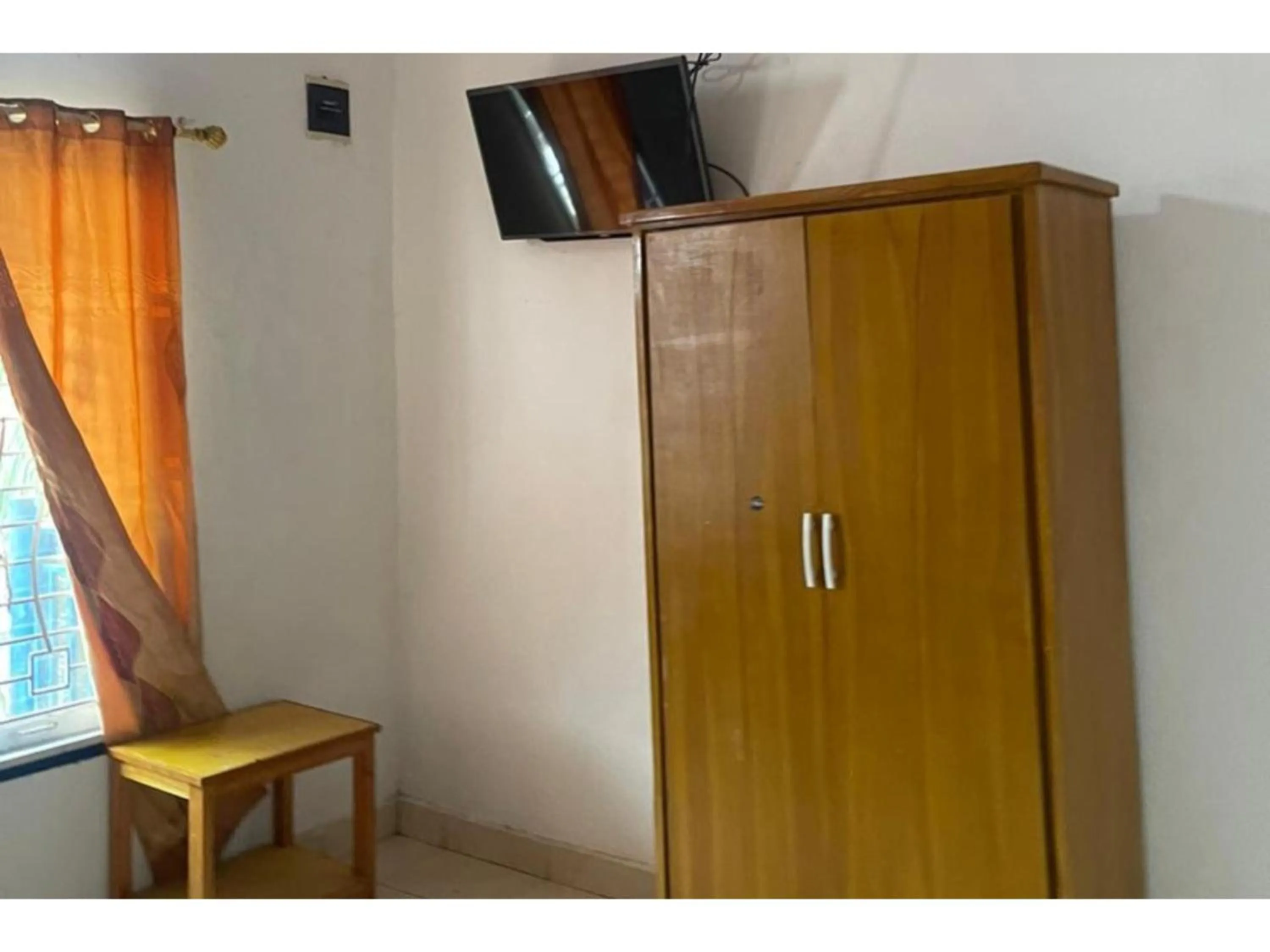 wardrobe in Hotel O Lona Guest House SyariahNearScience Park Universitas Riau