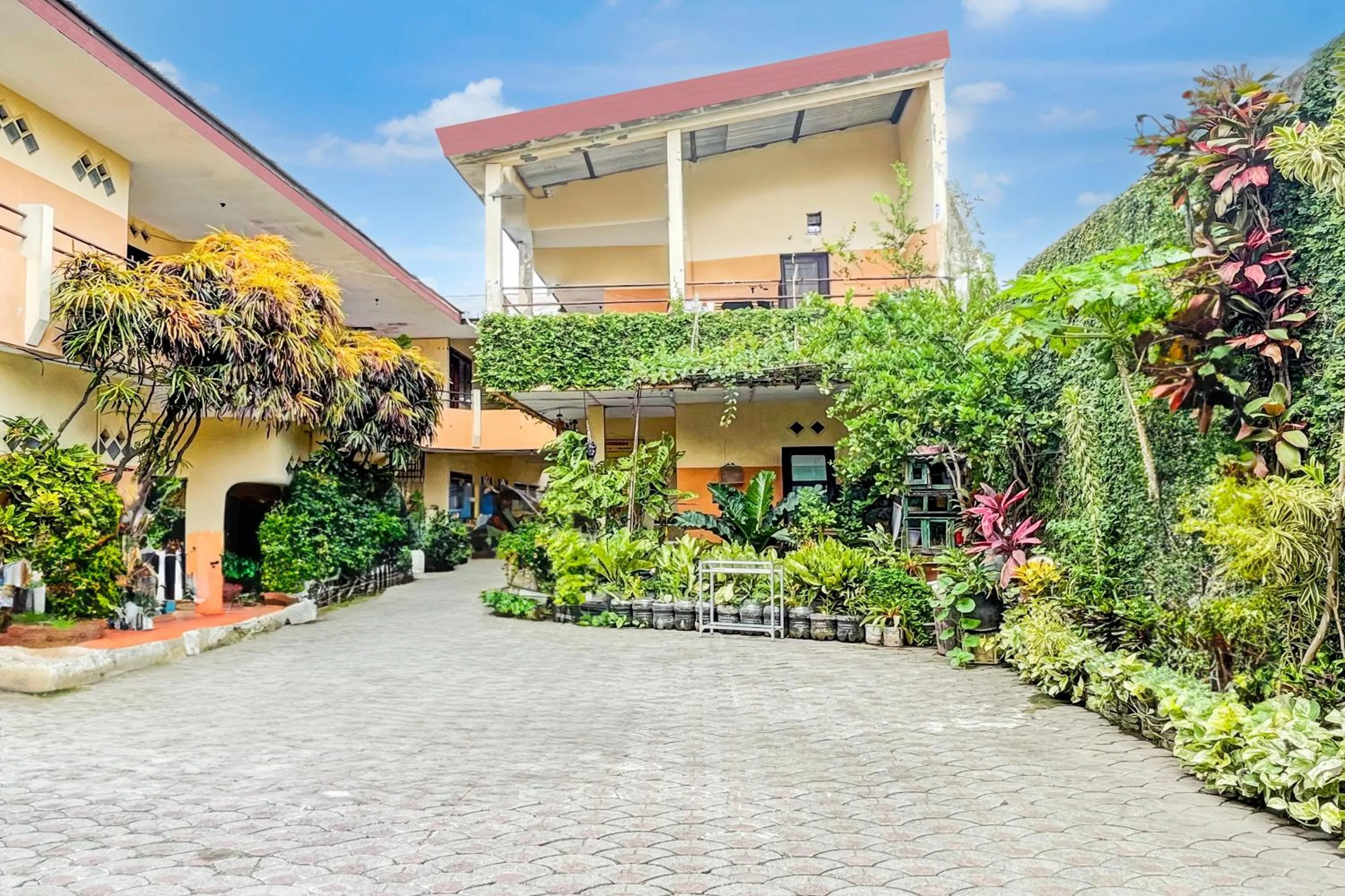 Facade/entrance in OYO Life 93398 Sudimoro Guest House Syariah