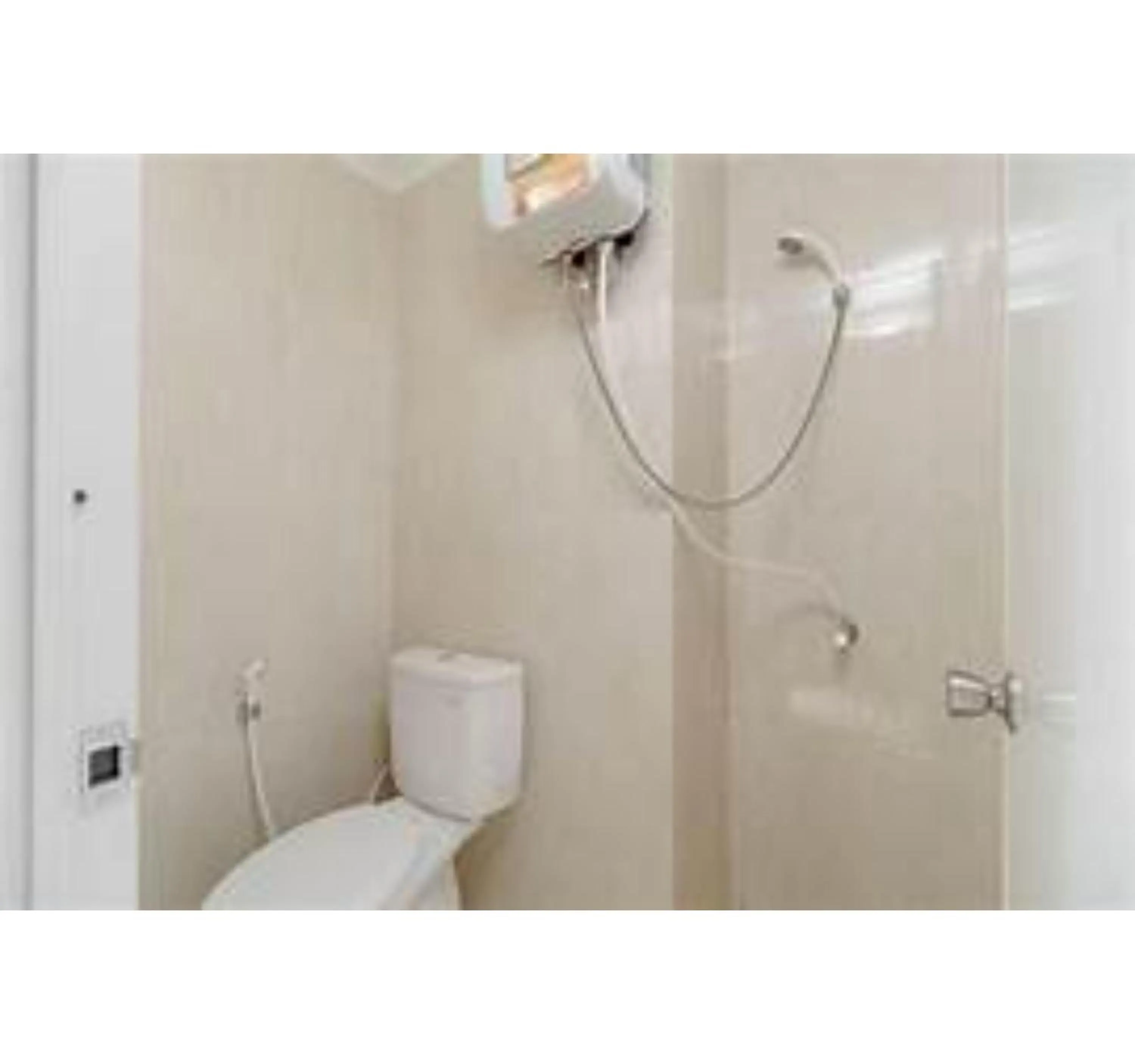 Bathroom in OYO Life 93374 Andira Inn