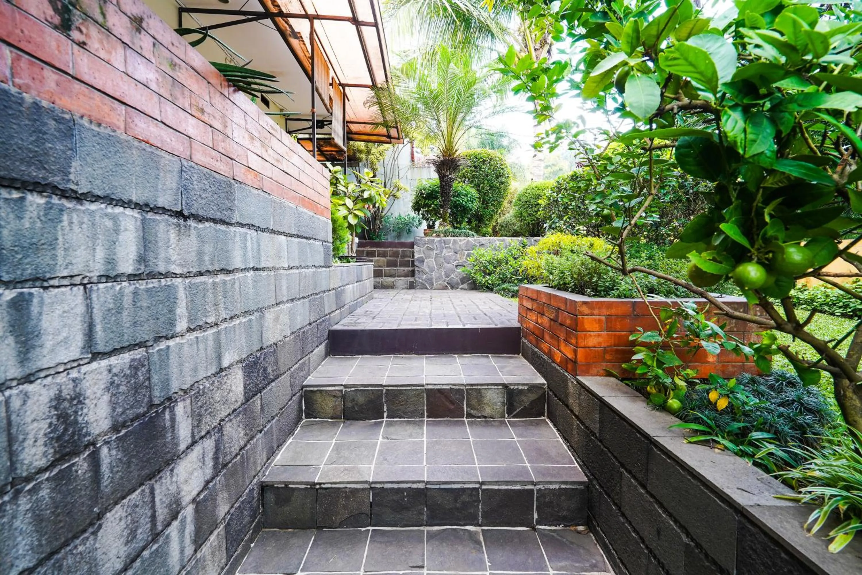 Lobby or reception in Hotel O Sukamulya Homestay