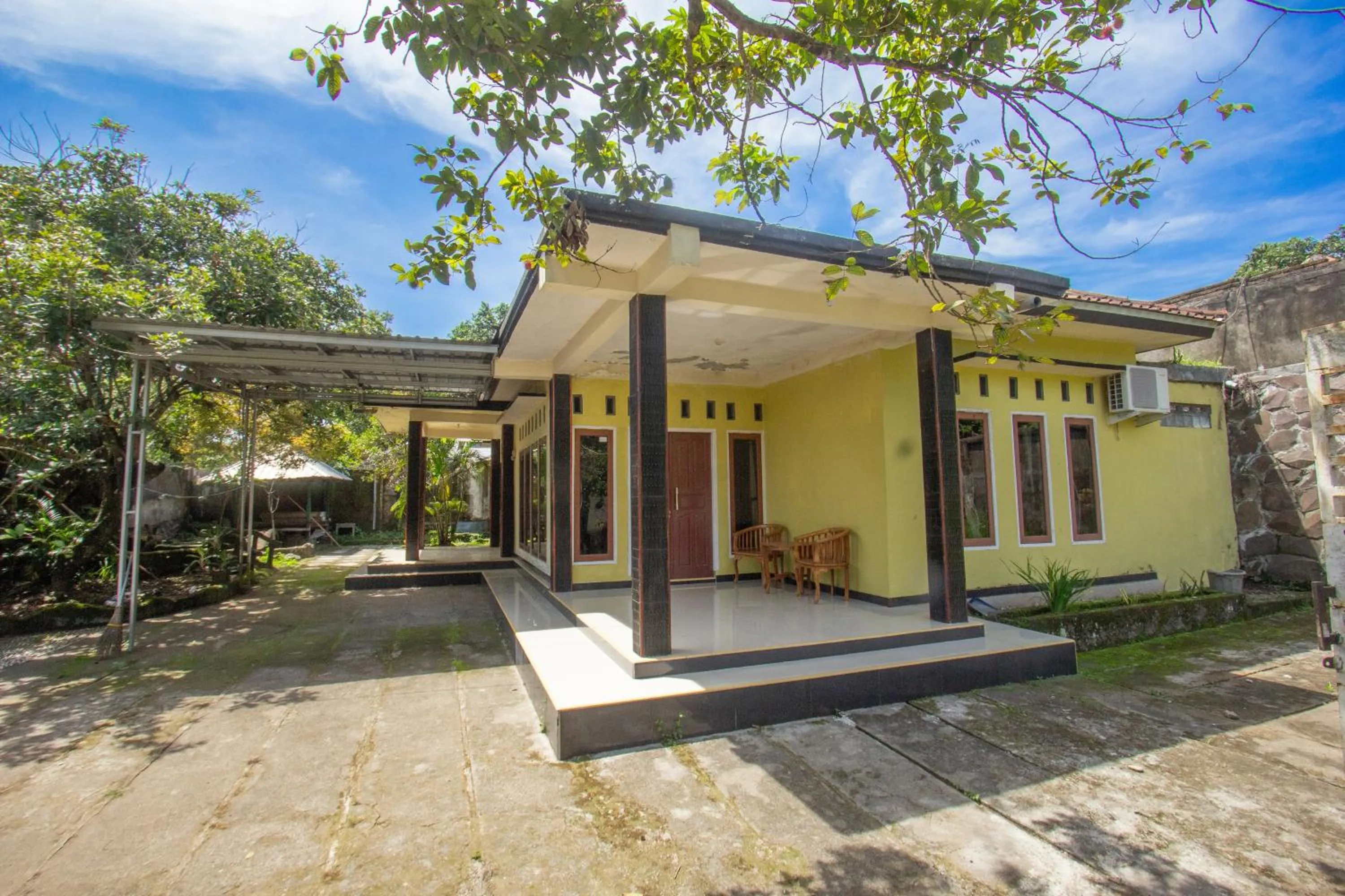 Facade/entrance in OYO Life 93409 Anugrah House