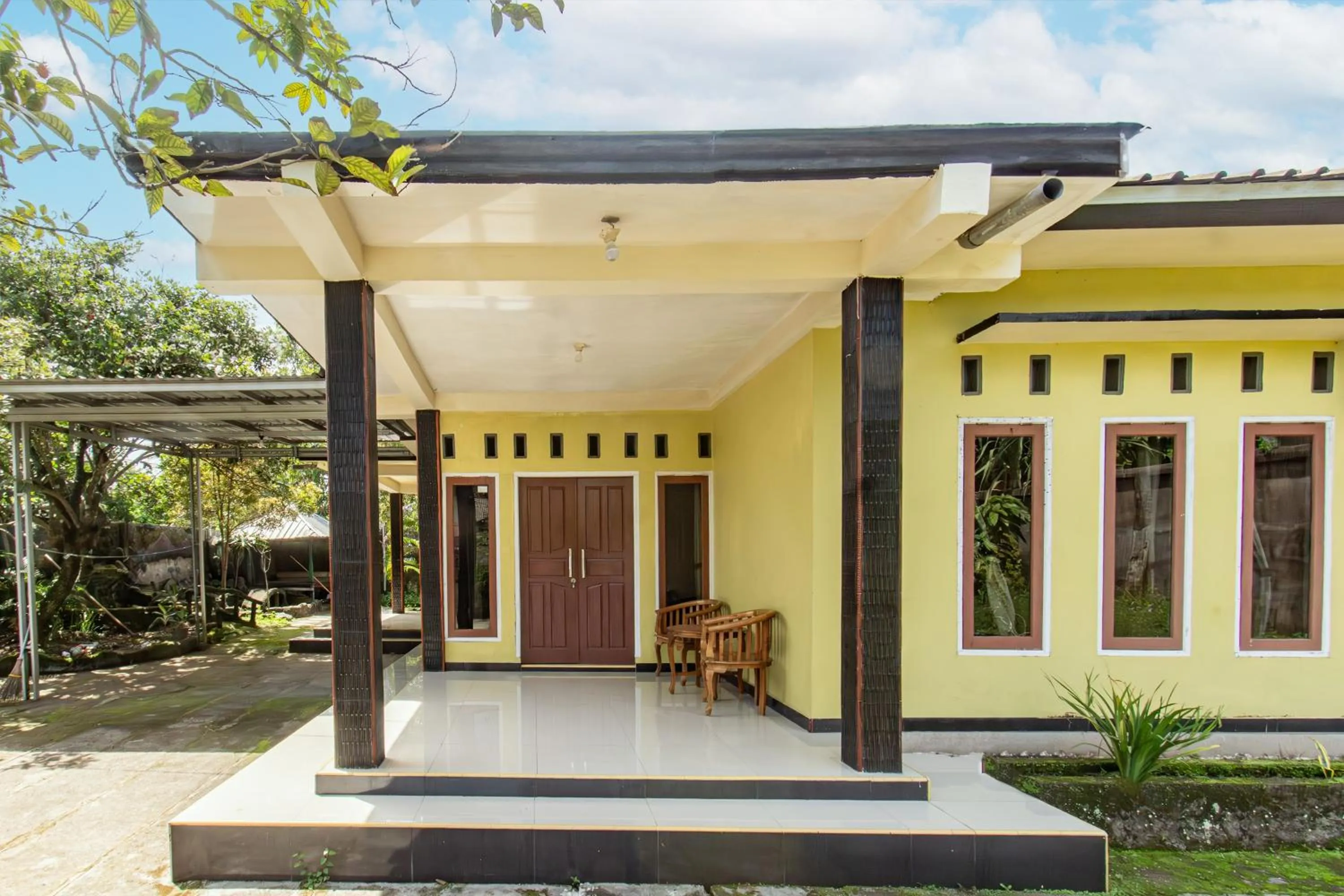 Facade/entrance in OYO Life 93409 Anugrah House