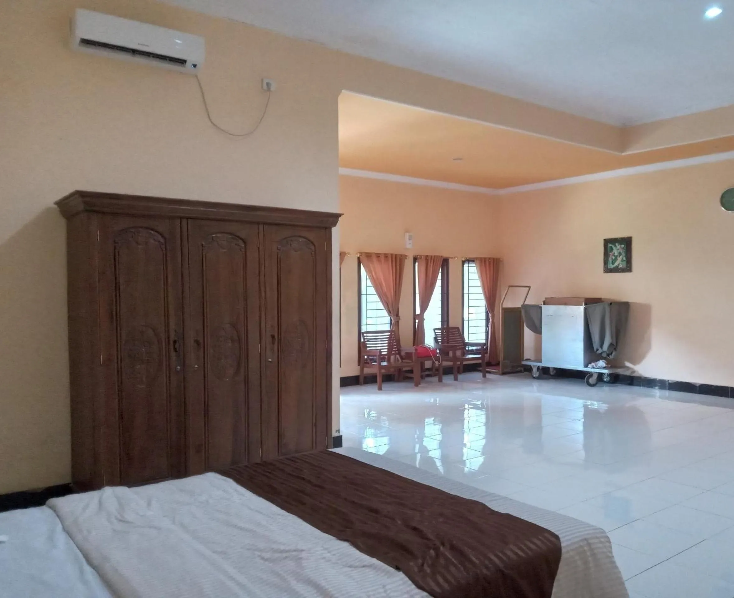 Bedroom, Bed in Capital O 93391 Golden Manggis Hotel Near SMKN 1 Lingsar