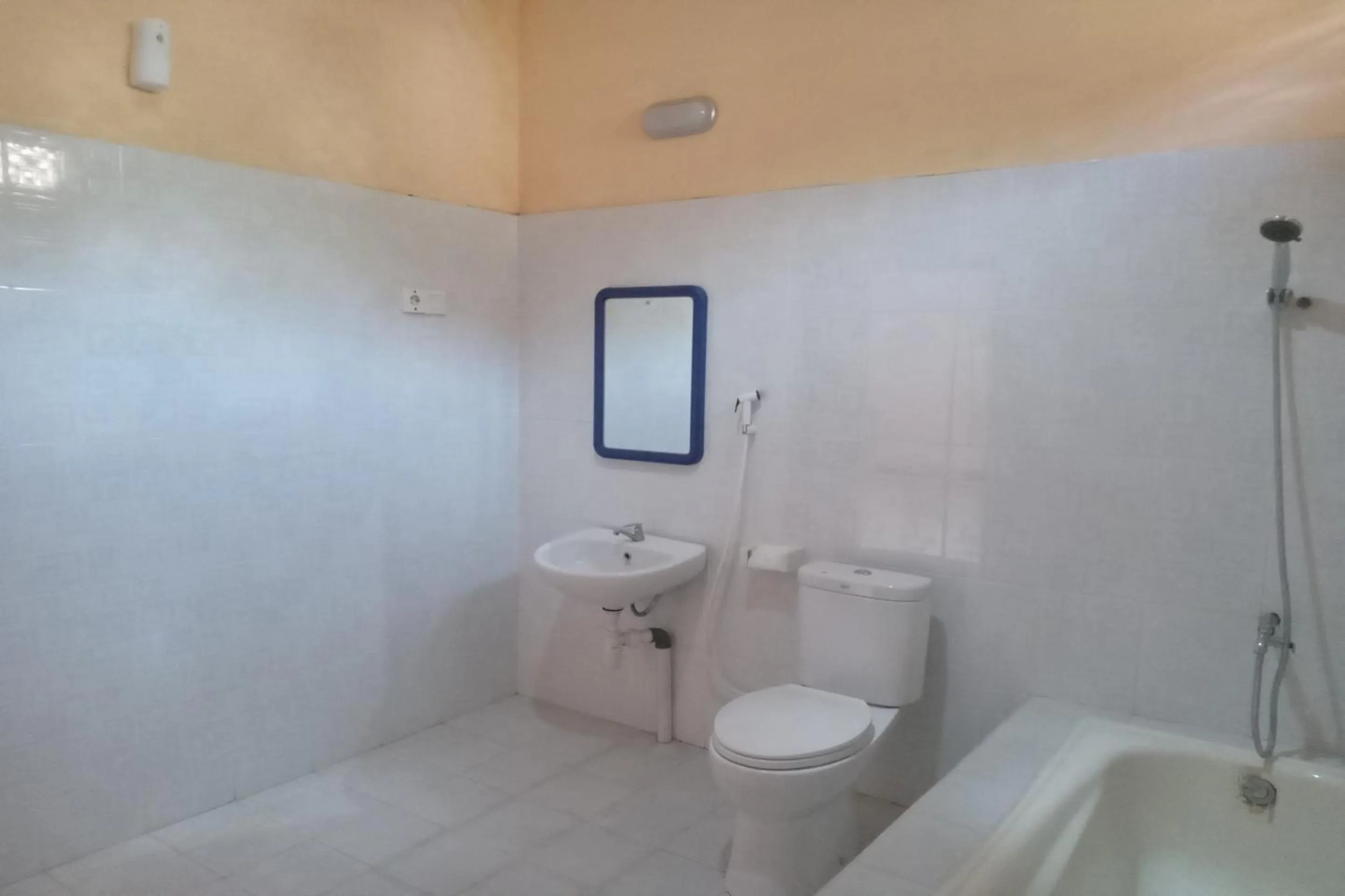 Bathroom in Capital O 93391 Golden Manggis Hotel Near SMKN 1 Lingsar