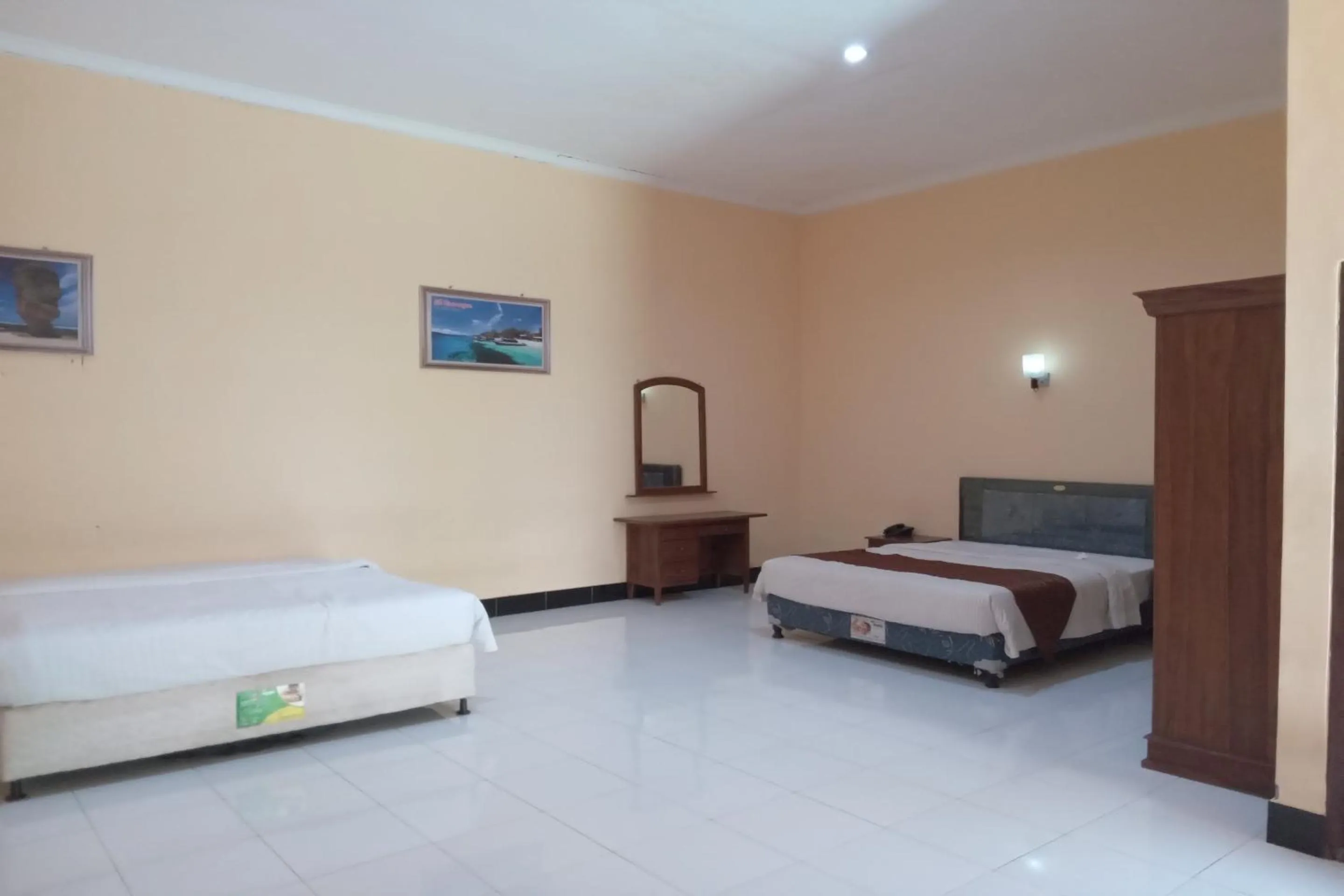 Bedroom, Bed in Capital O 93391 Golden Manggis Hotel Near SMKN 1 Lingsar