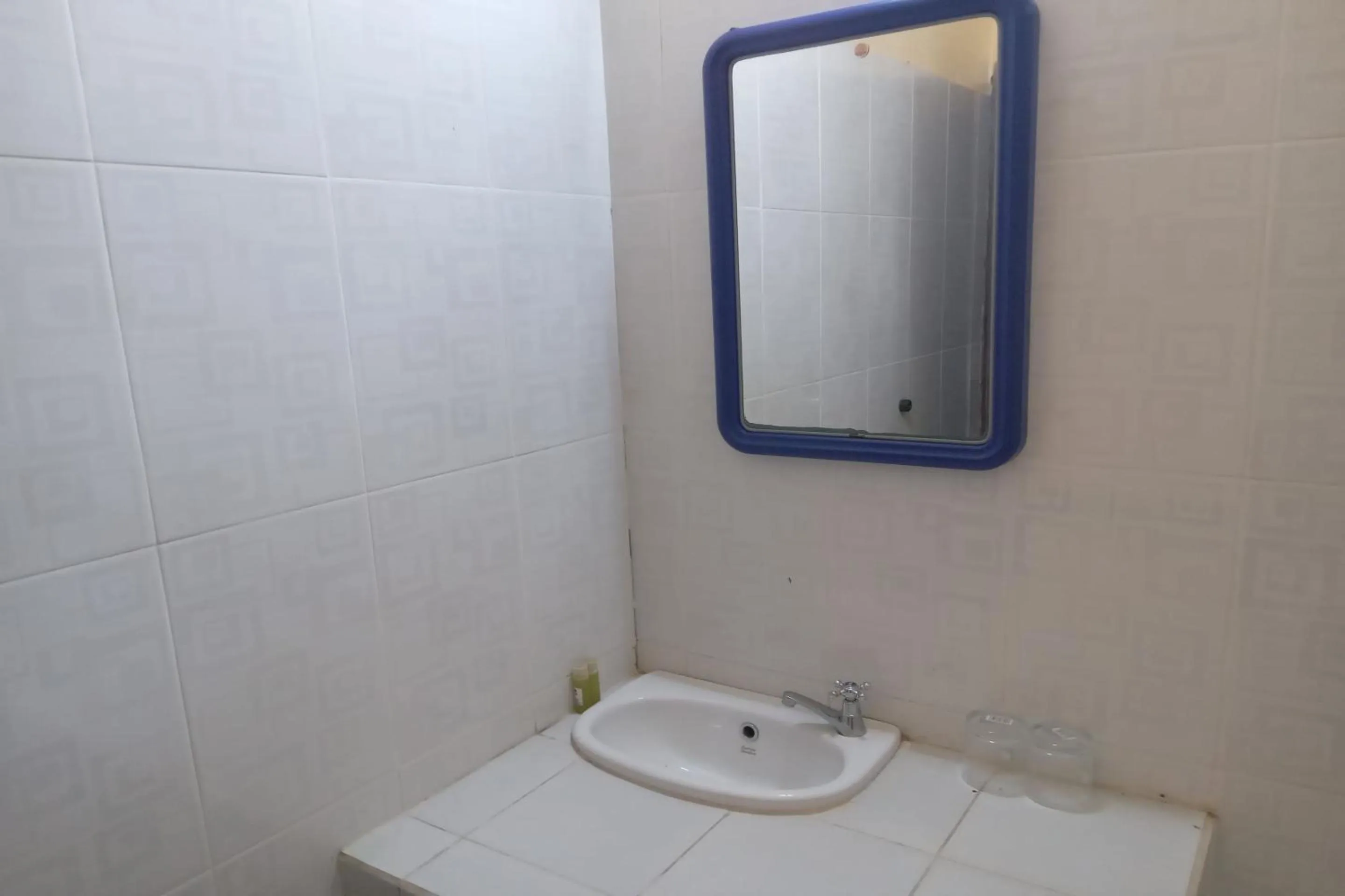 Bathroom in Capital O 93391 Golden Manggis Hotel Near SMKN 1 Lingsar