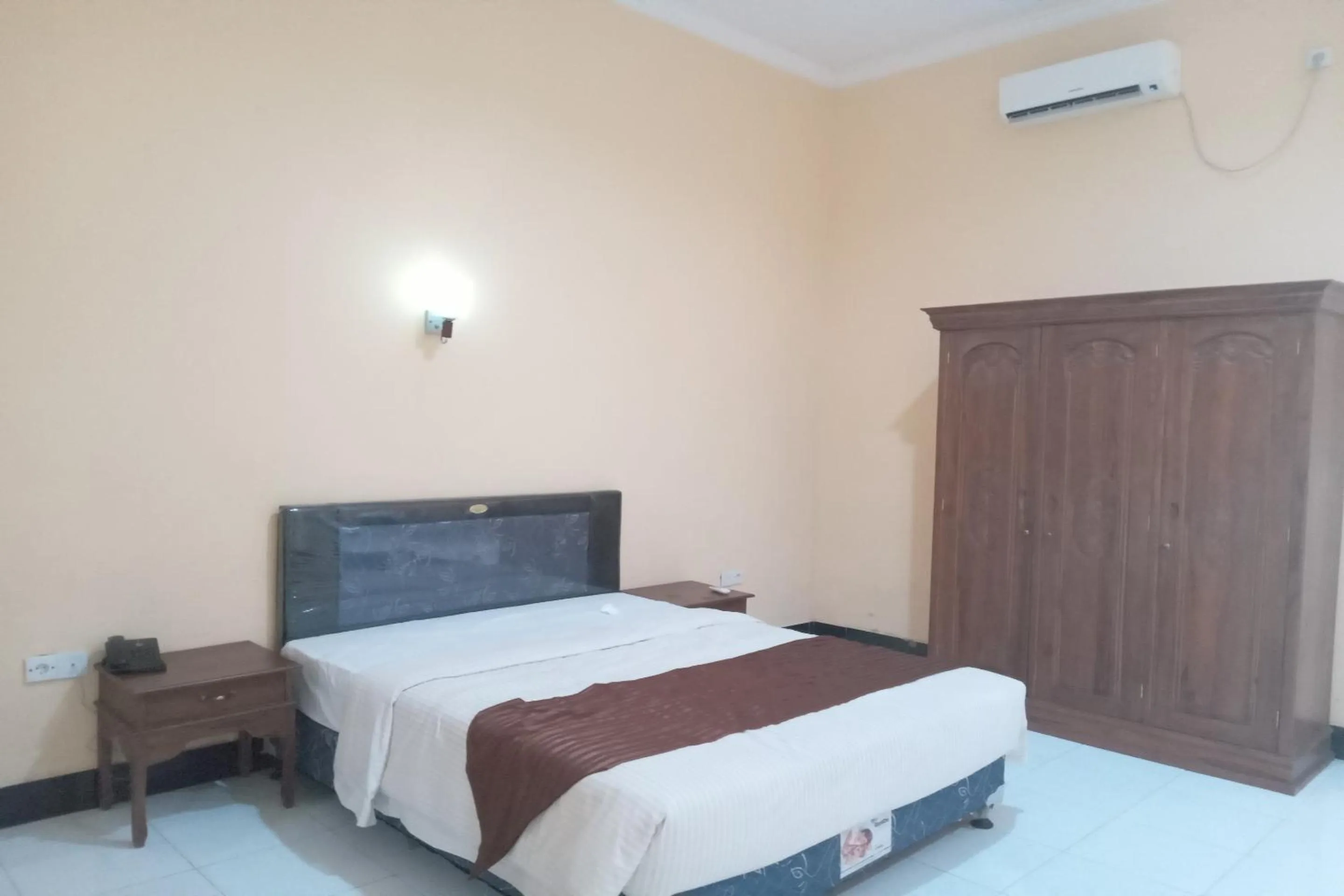 Bedroom, Bed in Capital O 93391 Golden Manggis Hotel Near SMKN 1 Lingsar