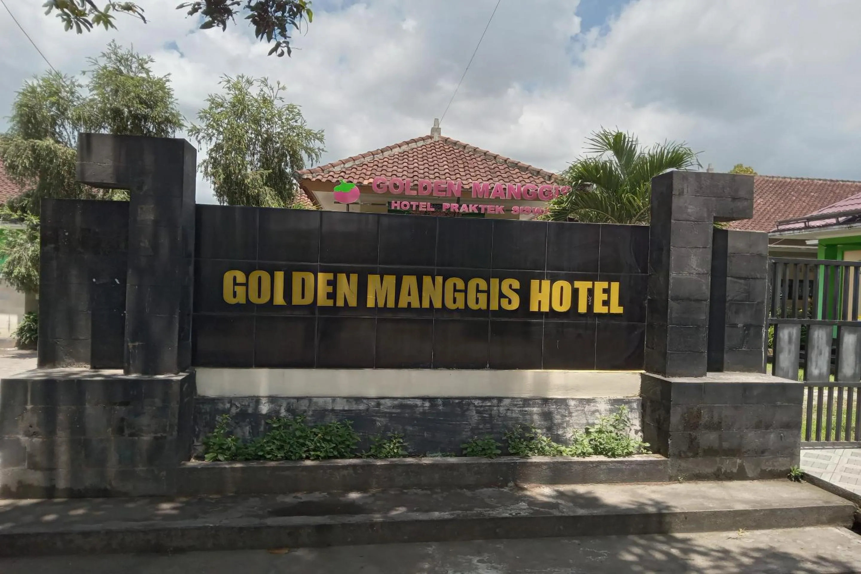 Facade/entrance in Capital O 93391 Golden Manggis Hotel Near SMKN 1 Lingsar