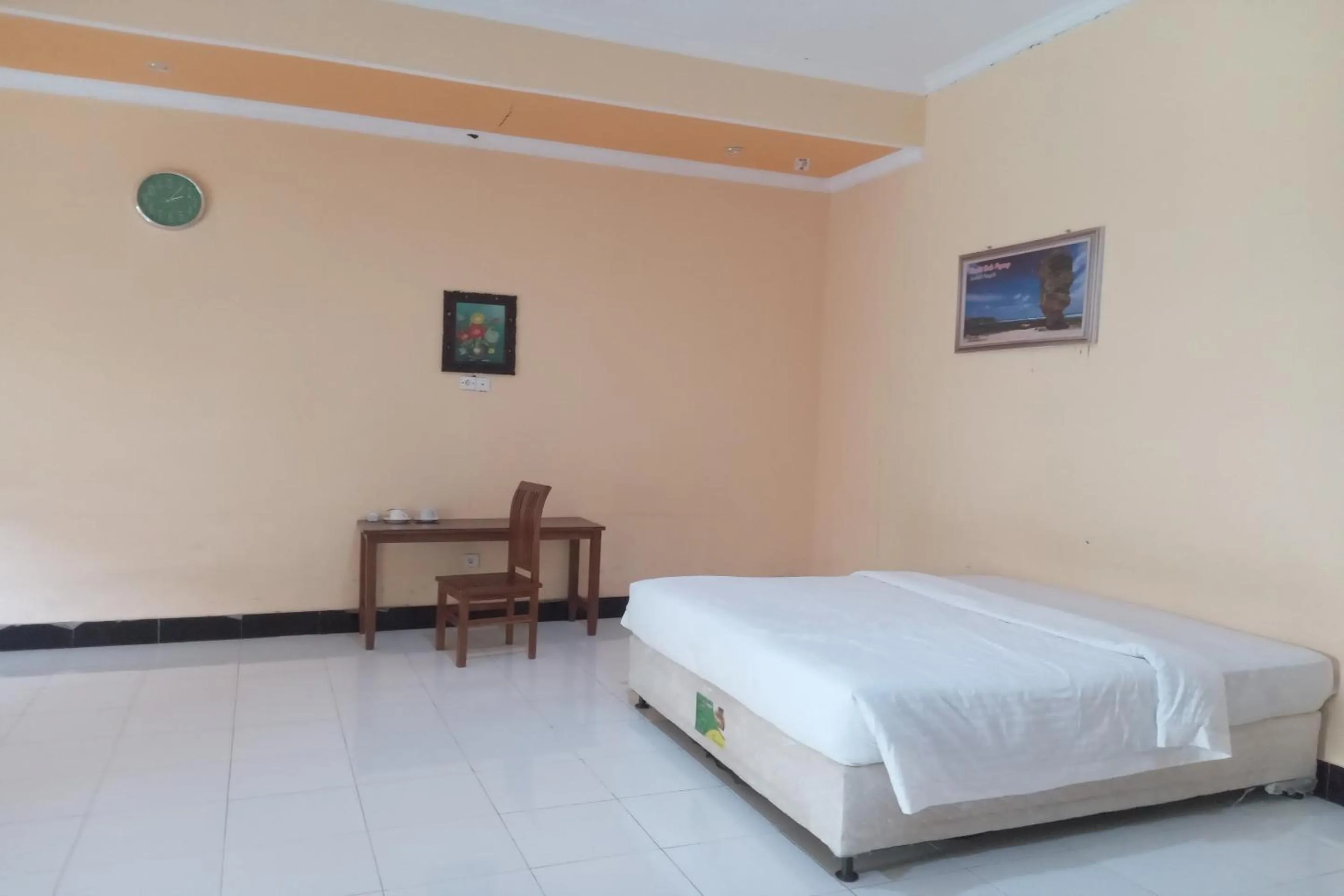 Bedroom, Bed in Capital O 93391 Golden Manggis Hotel Near SMKN 1 Lingsar