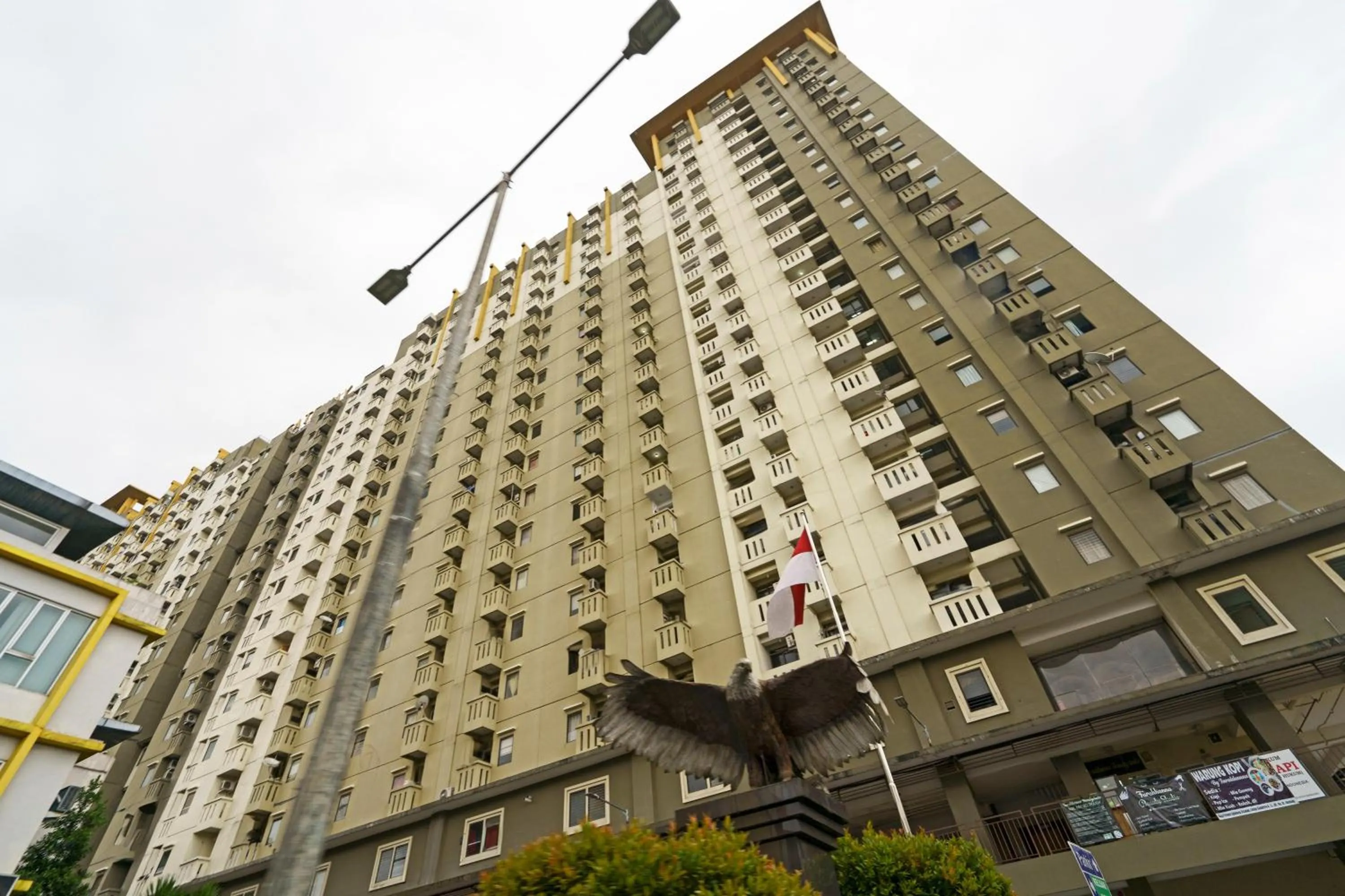 Facade/entrance in OYO 93365 Apartement Gateway By Sarana Cipta Mahakarya Ii
