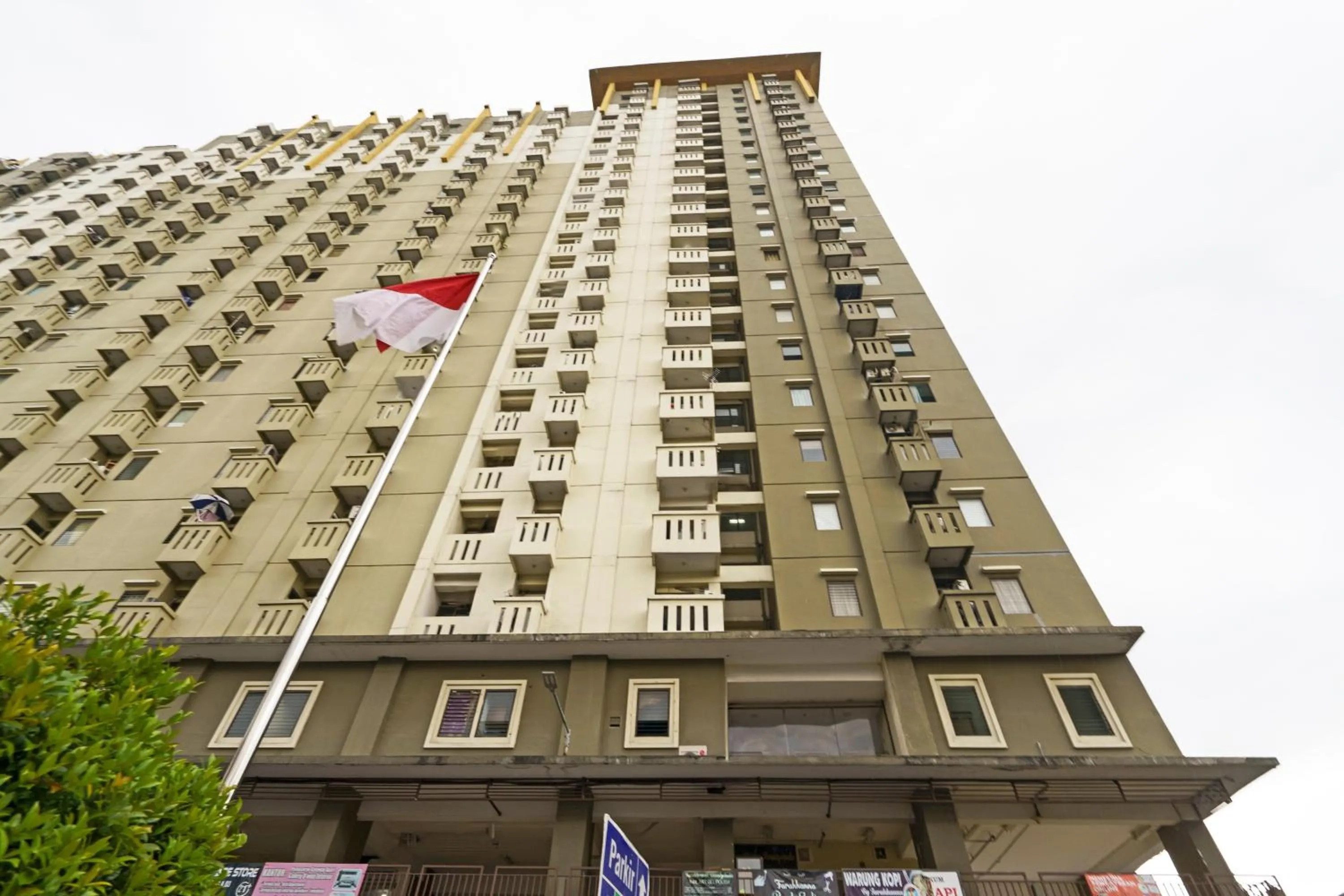 Facade/entrance in OYO 93365 Apartement Gateway By Sarana Cipta Mahakarya Ii