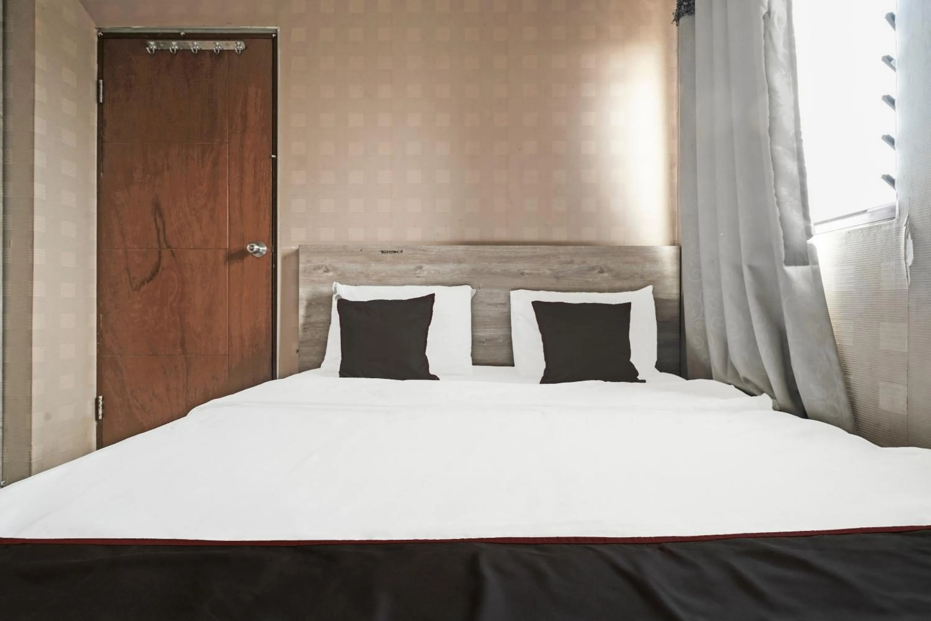 Bedroom, Bed in OYO 93365 Apartement Gateway By Sarana Cipta Mahakarya Ii