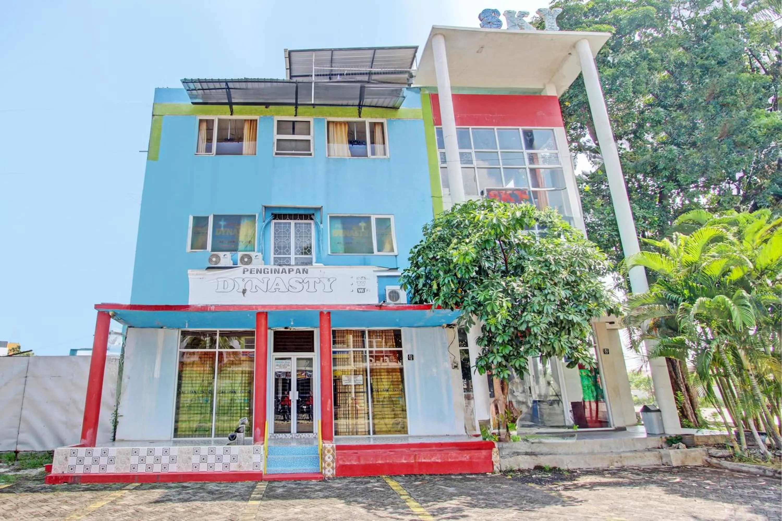 Facade/entrance in Capital O 93361 Dynasty Inn Syariah