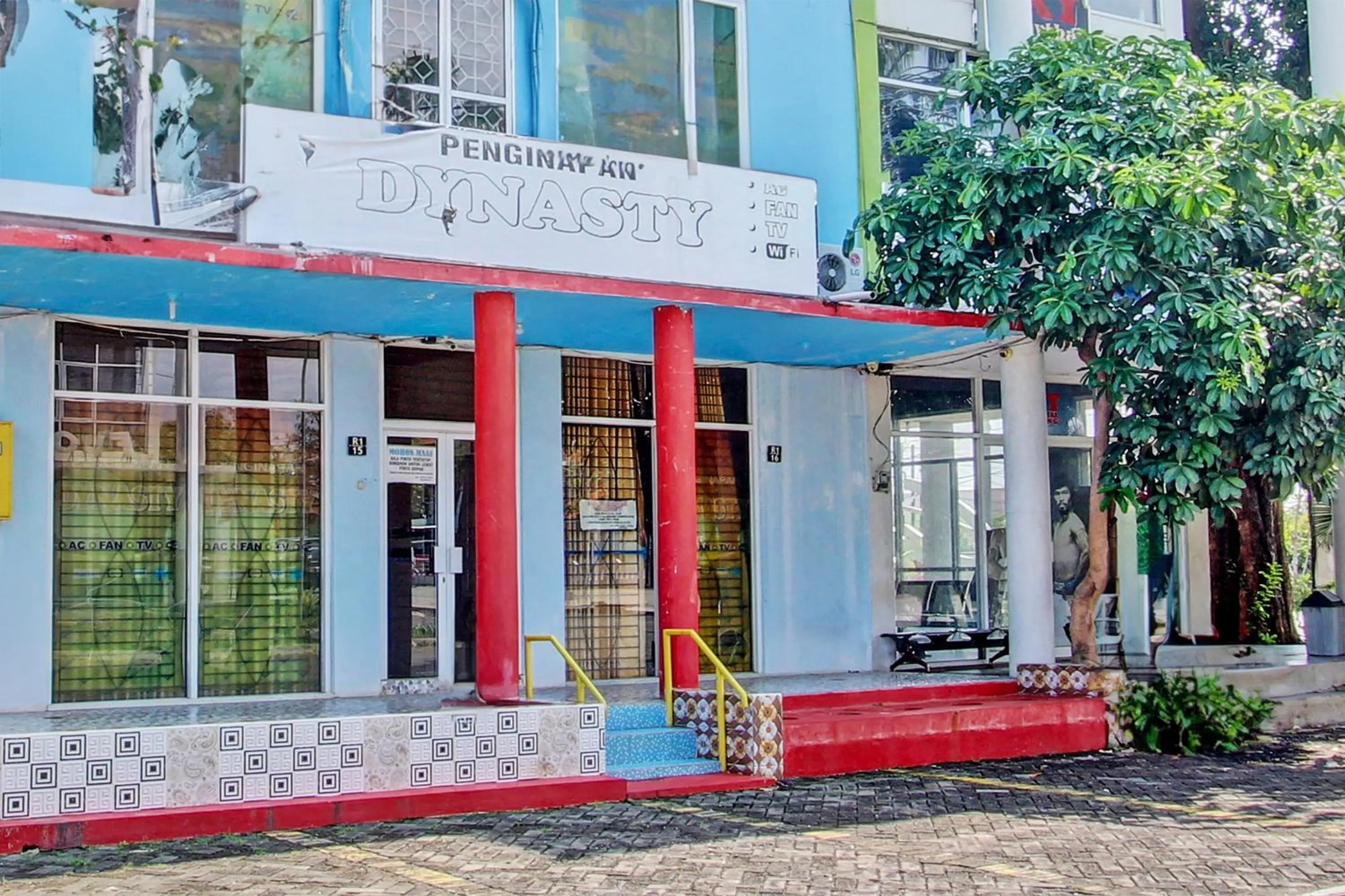 Facade/entrance in Capital O 93361 Dynasty Inn Syariah