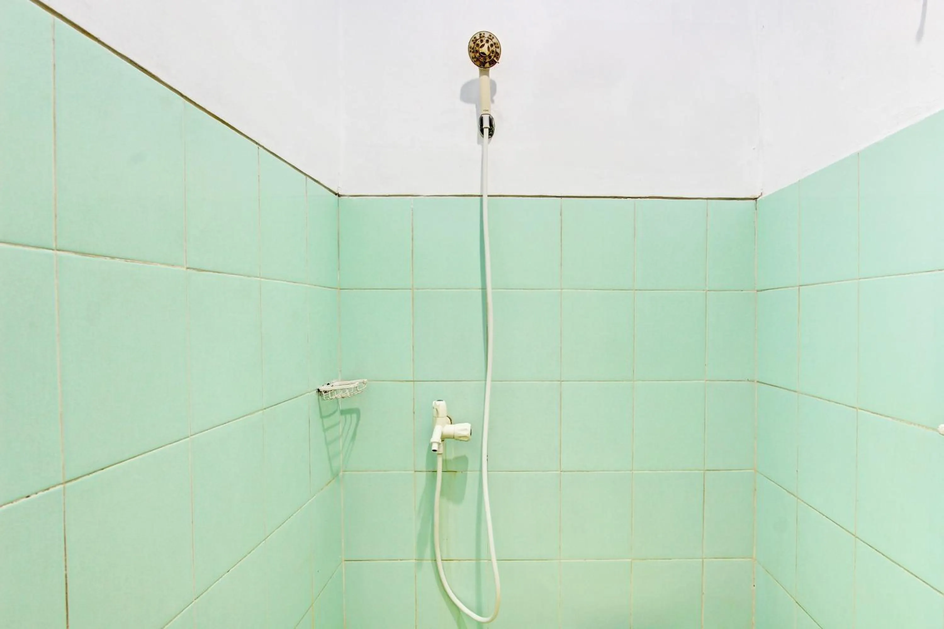 Bathroom in Capital O 93361 Dynasty Inn Syariah