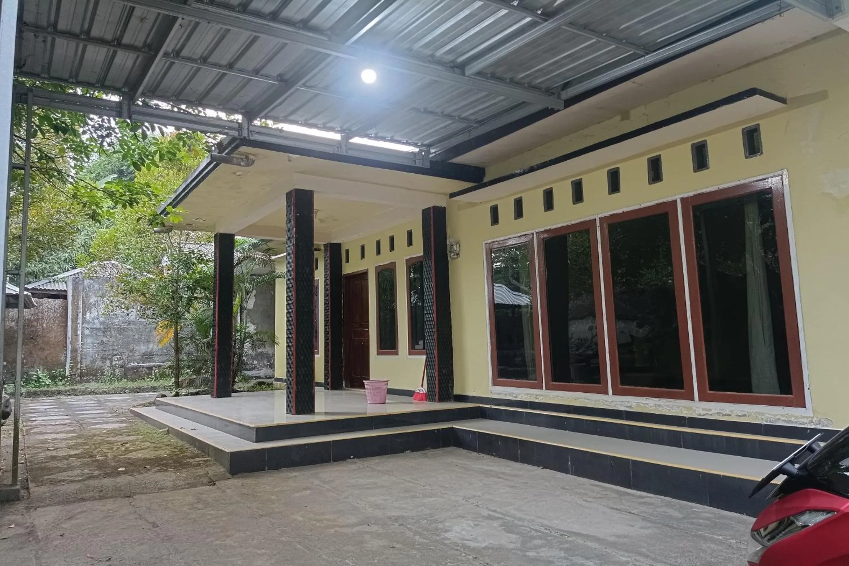 Facade/entrance in Hotel O Penginapan Annisya Near SMA Negeri 2 Mataram