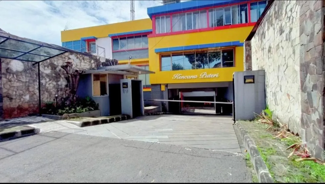 Facade/entrance in OYO Life 93383 Wisma Kencana Puteri