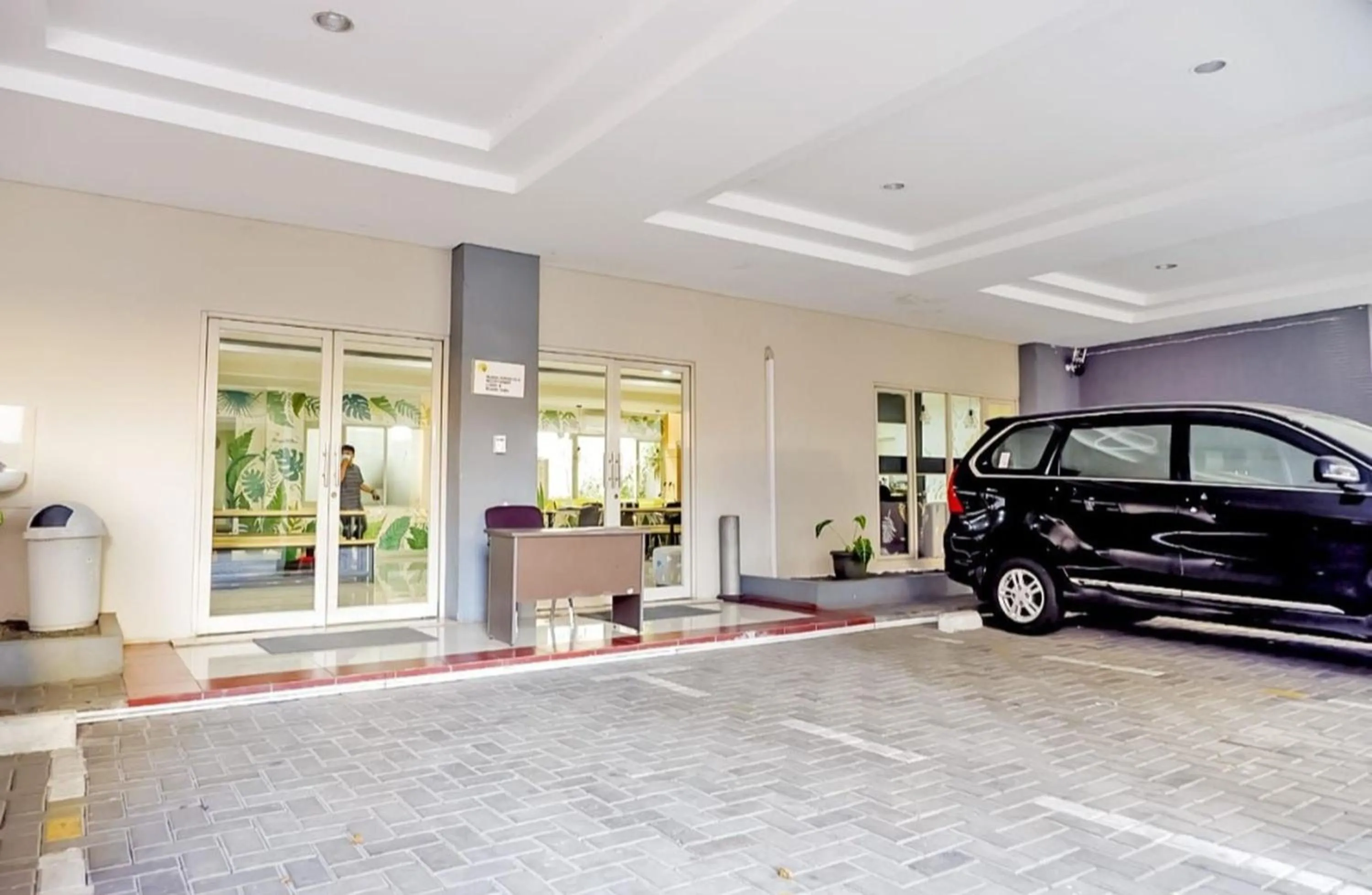 Parking in OYO Life 93383 Wisma Kencana Puteri