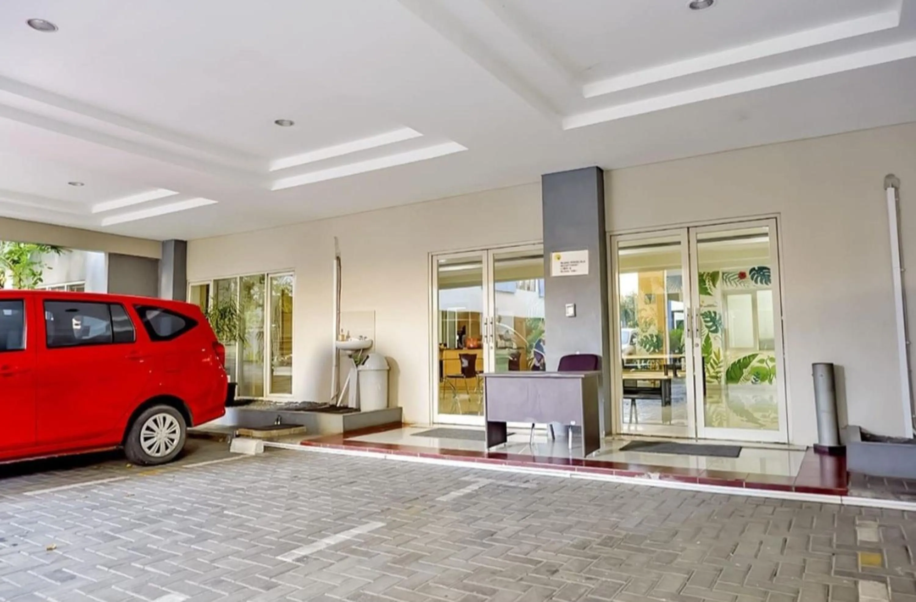 Parking in OYO Life 93383 Wisma Kencana Puteri