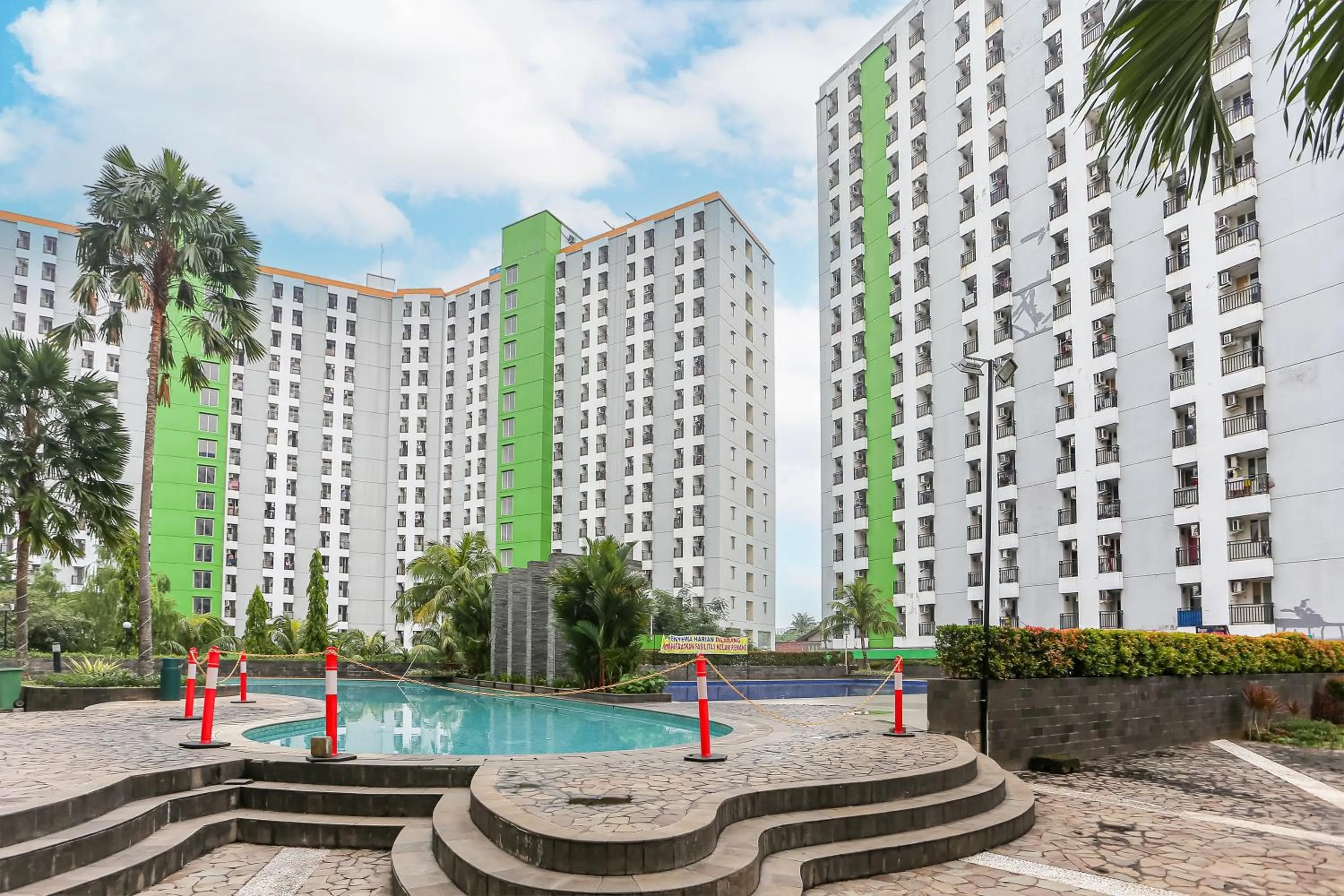 Facade/entrance in Capital O 93371 Pelangi Residence 5