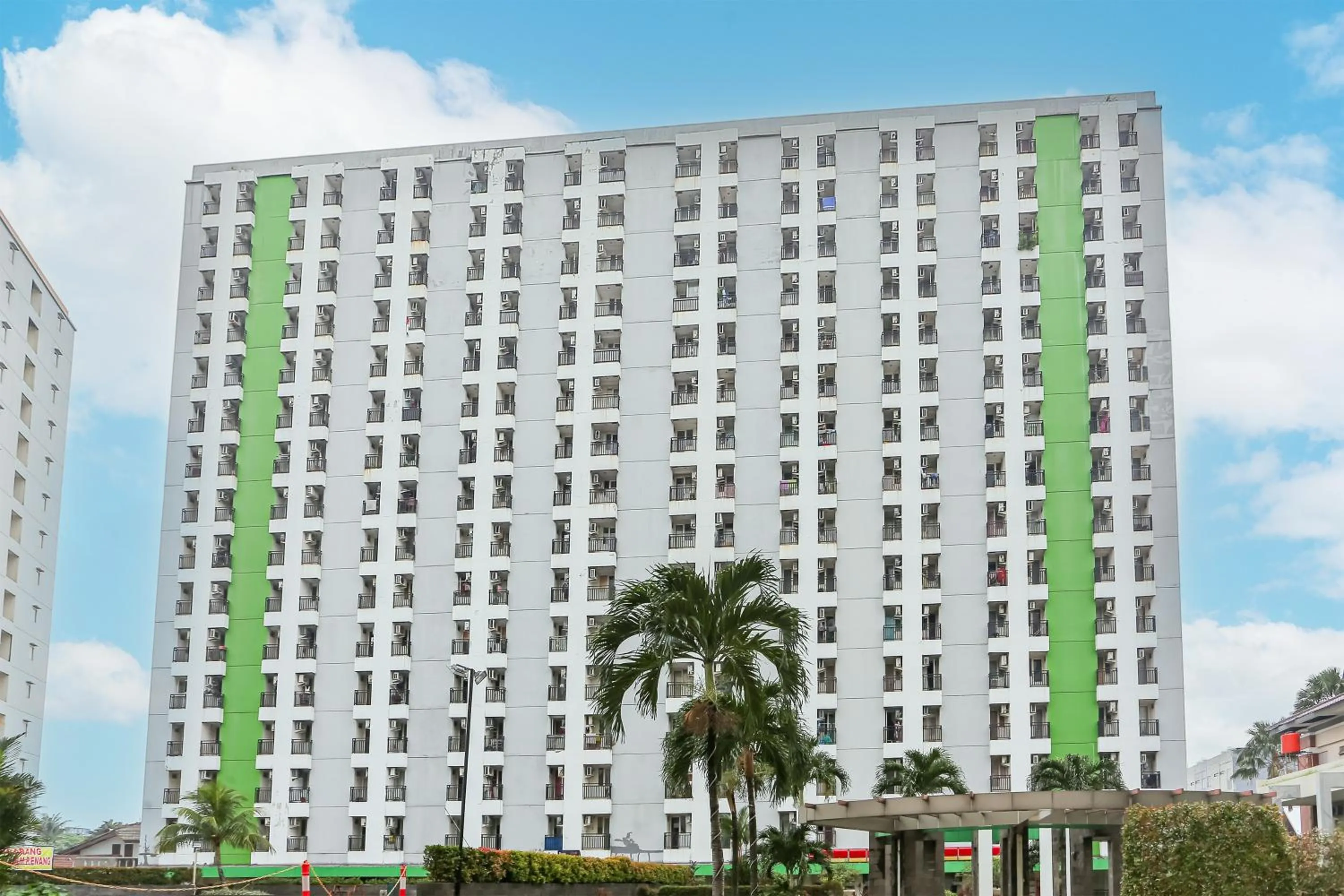 Facade/entrance in Capital O 93371 Pelangi Residence 5