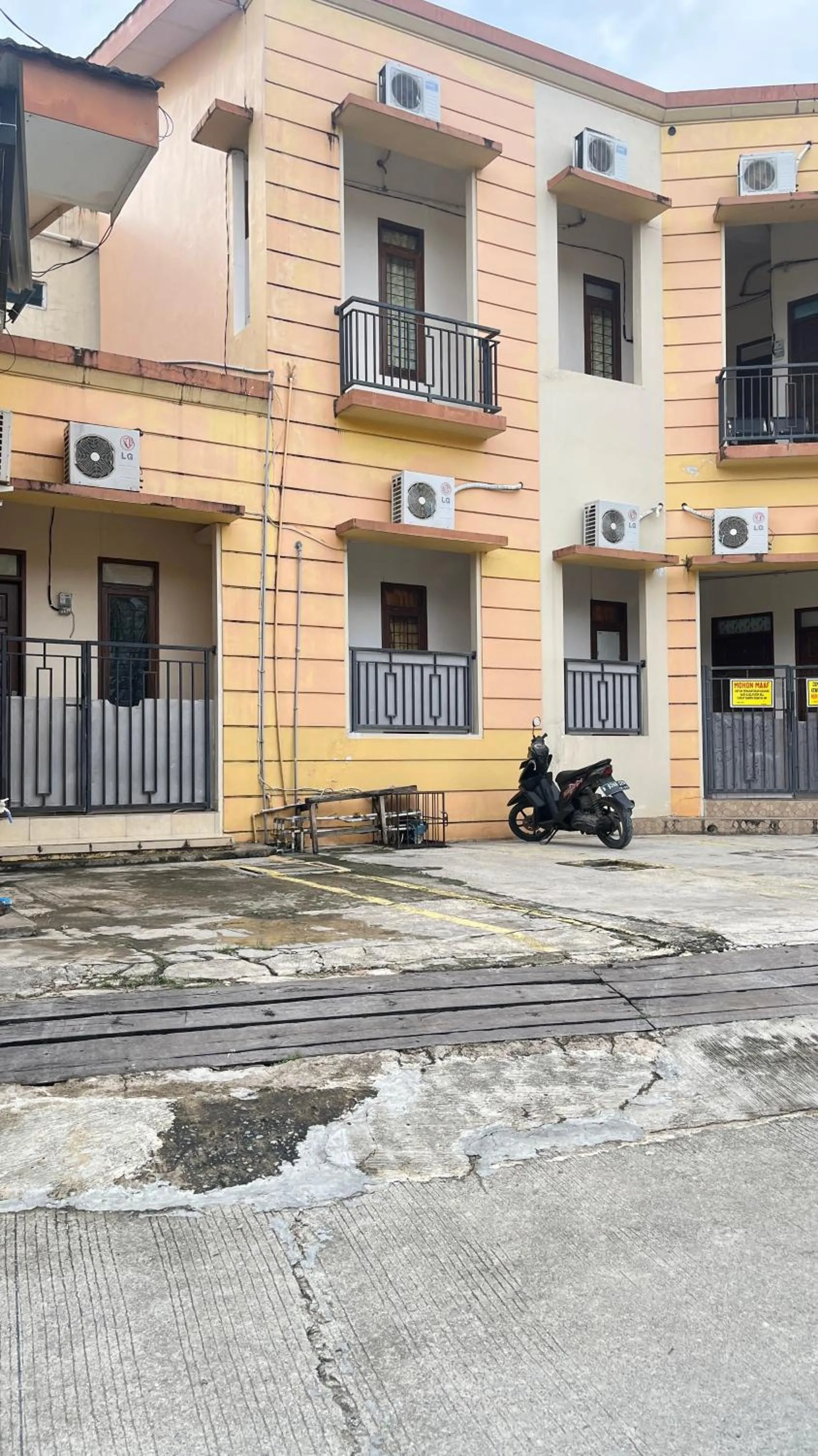 Facade/entrance in Hotel O Penginapan Mangkoe Barokah