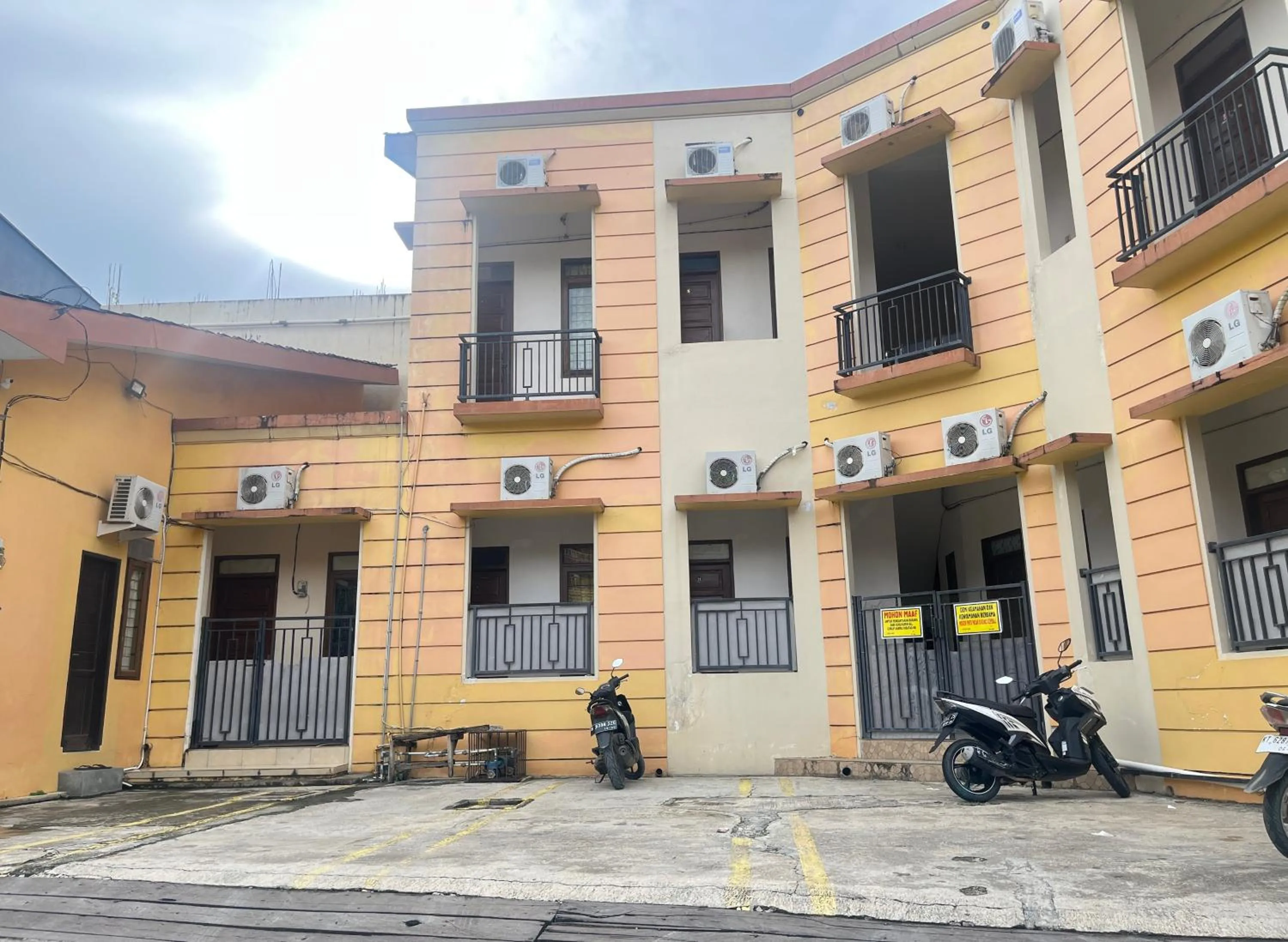 Facade/entrance in Hotel O Penginapan Mangkoe Barokah