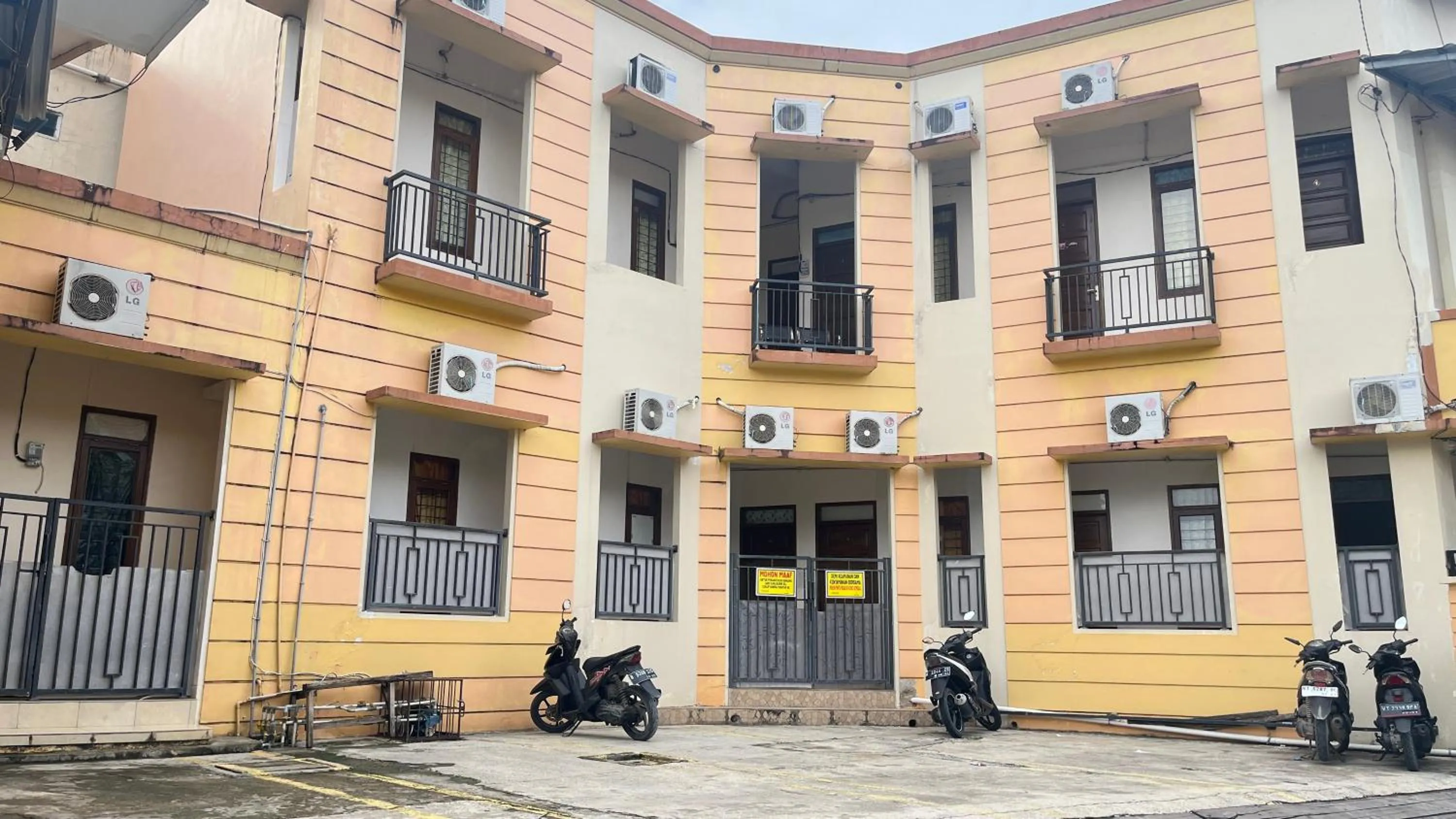 Facade/entrance in Hotel O Penginapan Mangkoe Barokah