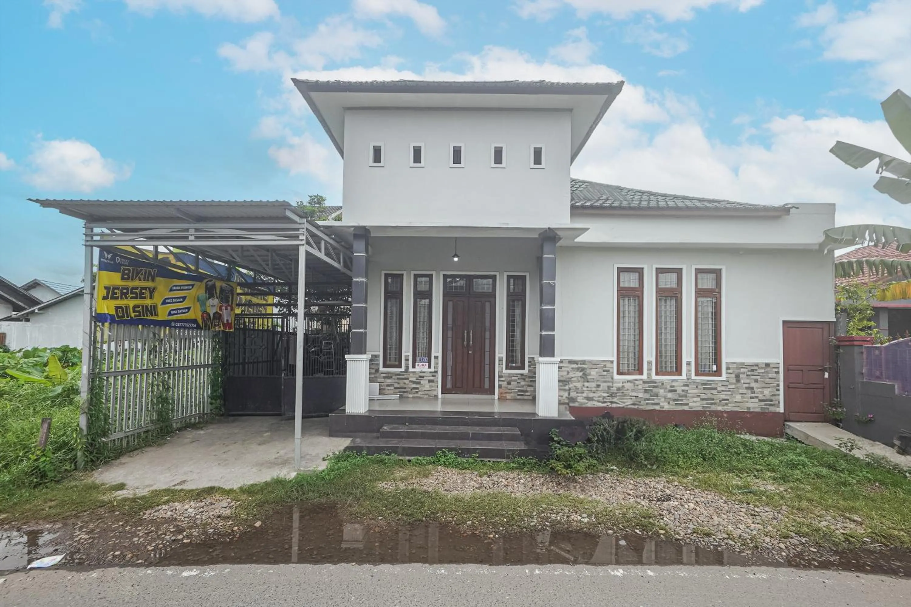 Facade/entrance in Hotel O Pondok Tawing Rumbih