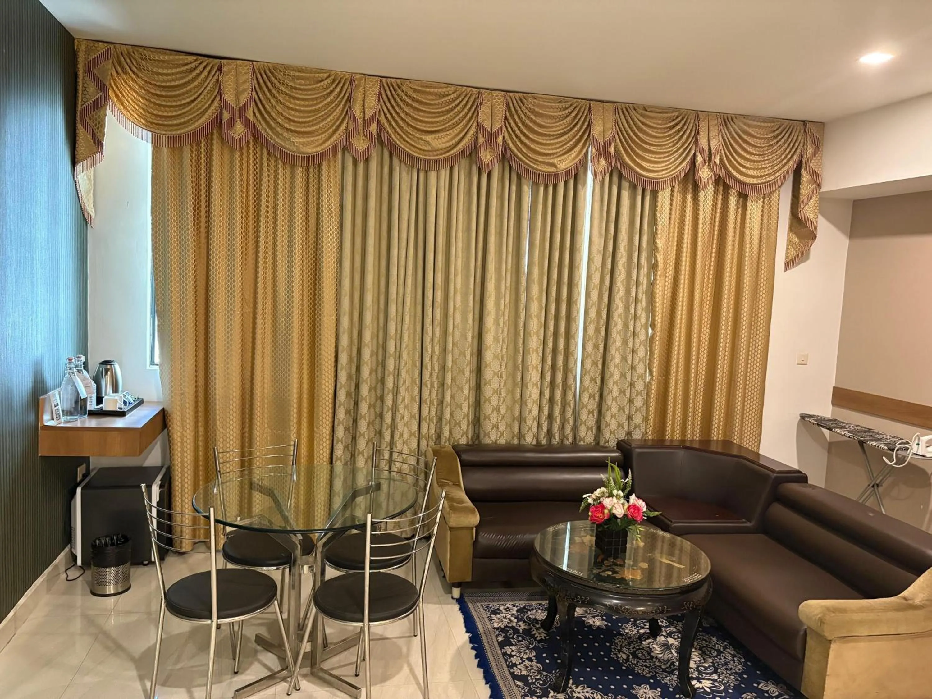 Living room in Hotel Mangala Temple View