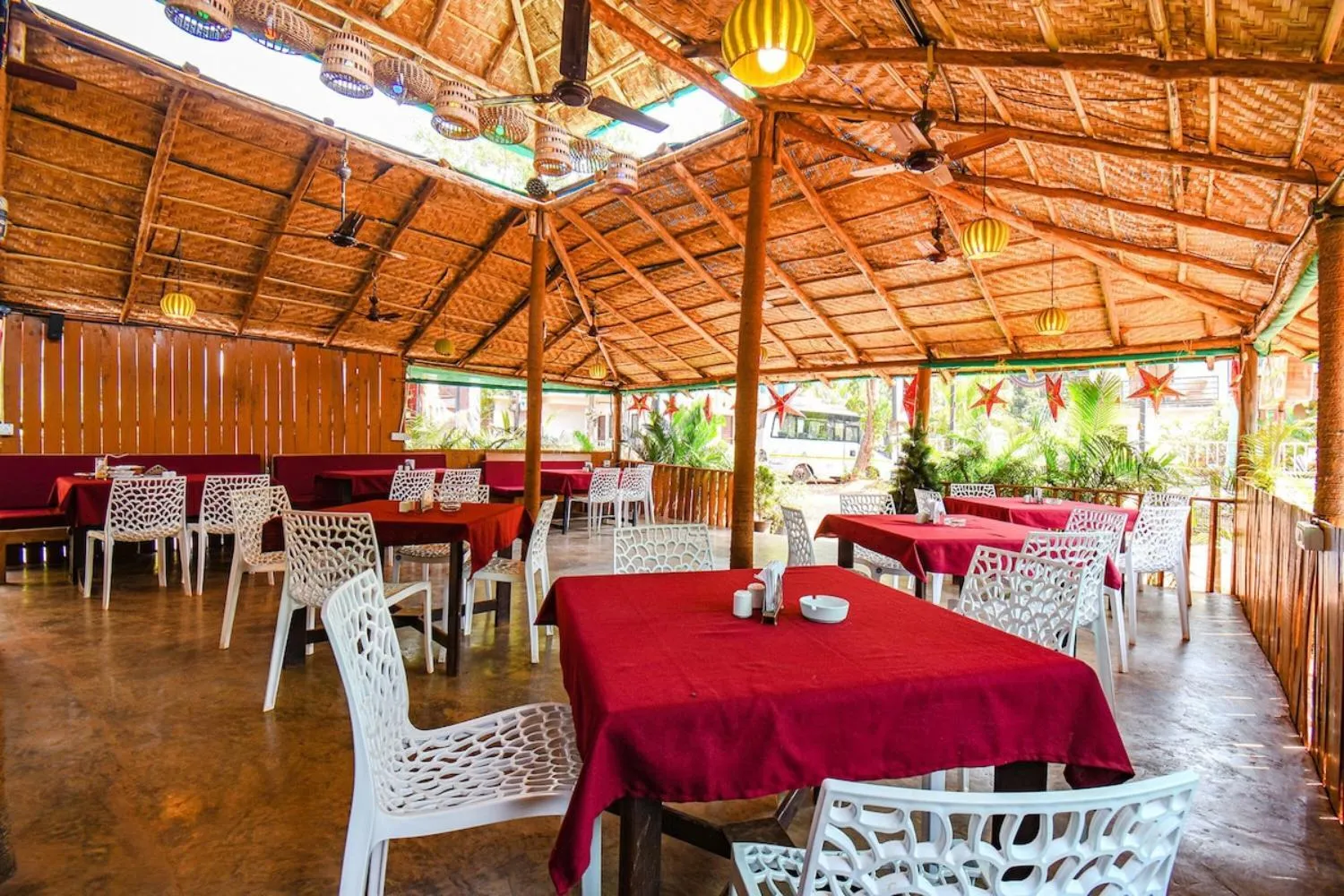 Restaurant/places to eat in YogiTree Beach Resort & Cafe - 100m from Morjim Beach