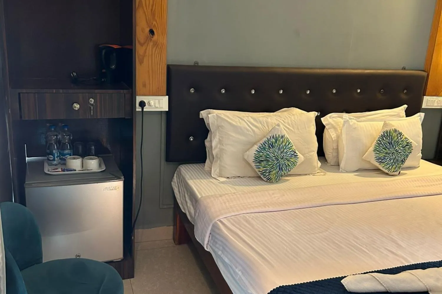 Coffee/tea facilities, Bed in YogiTree Beach Resort & Cafe - 100m from Morjim Beach