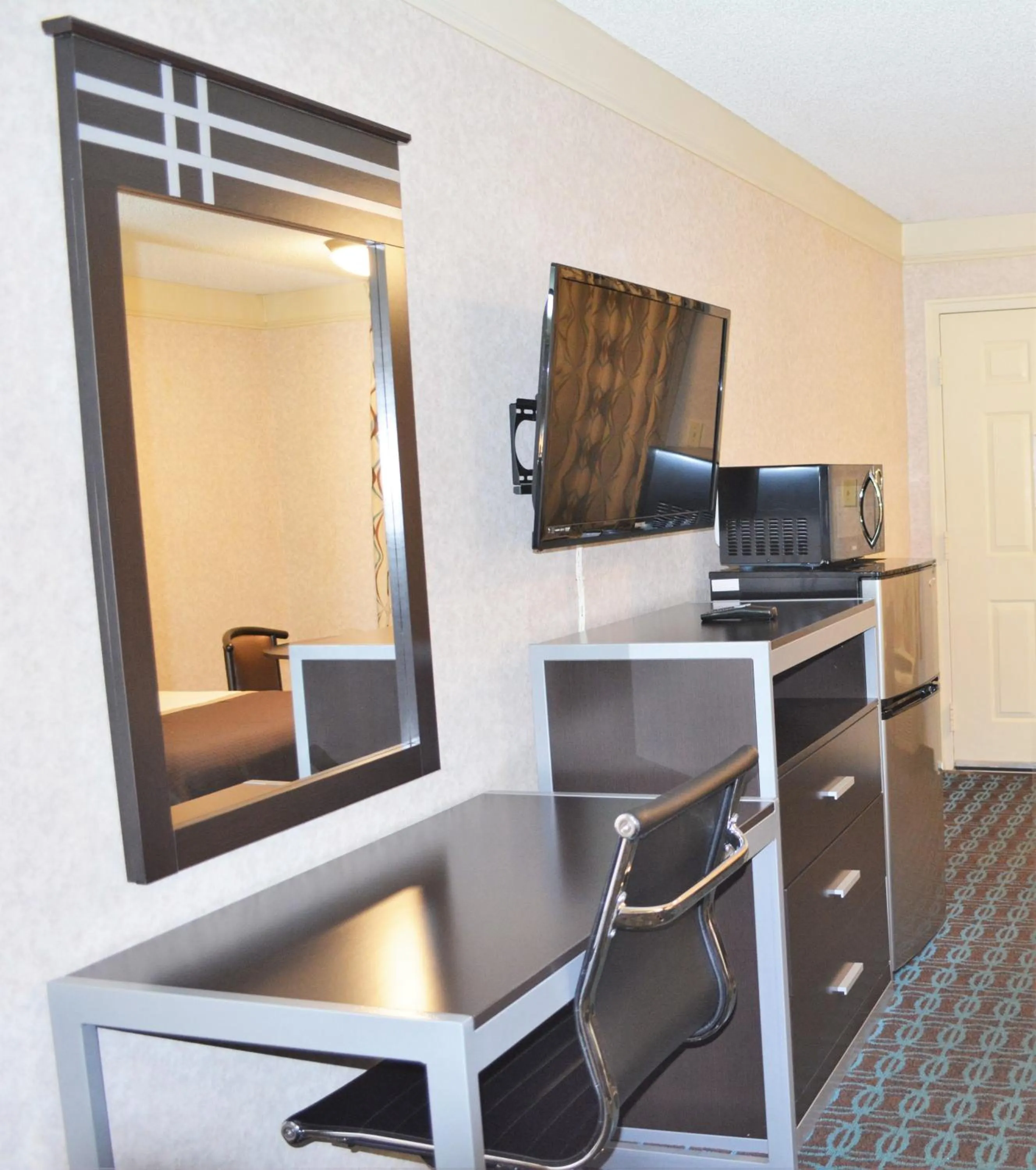 TV and multimedia in Deluxe Inn - Fayetteville I-95