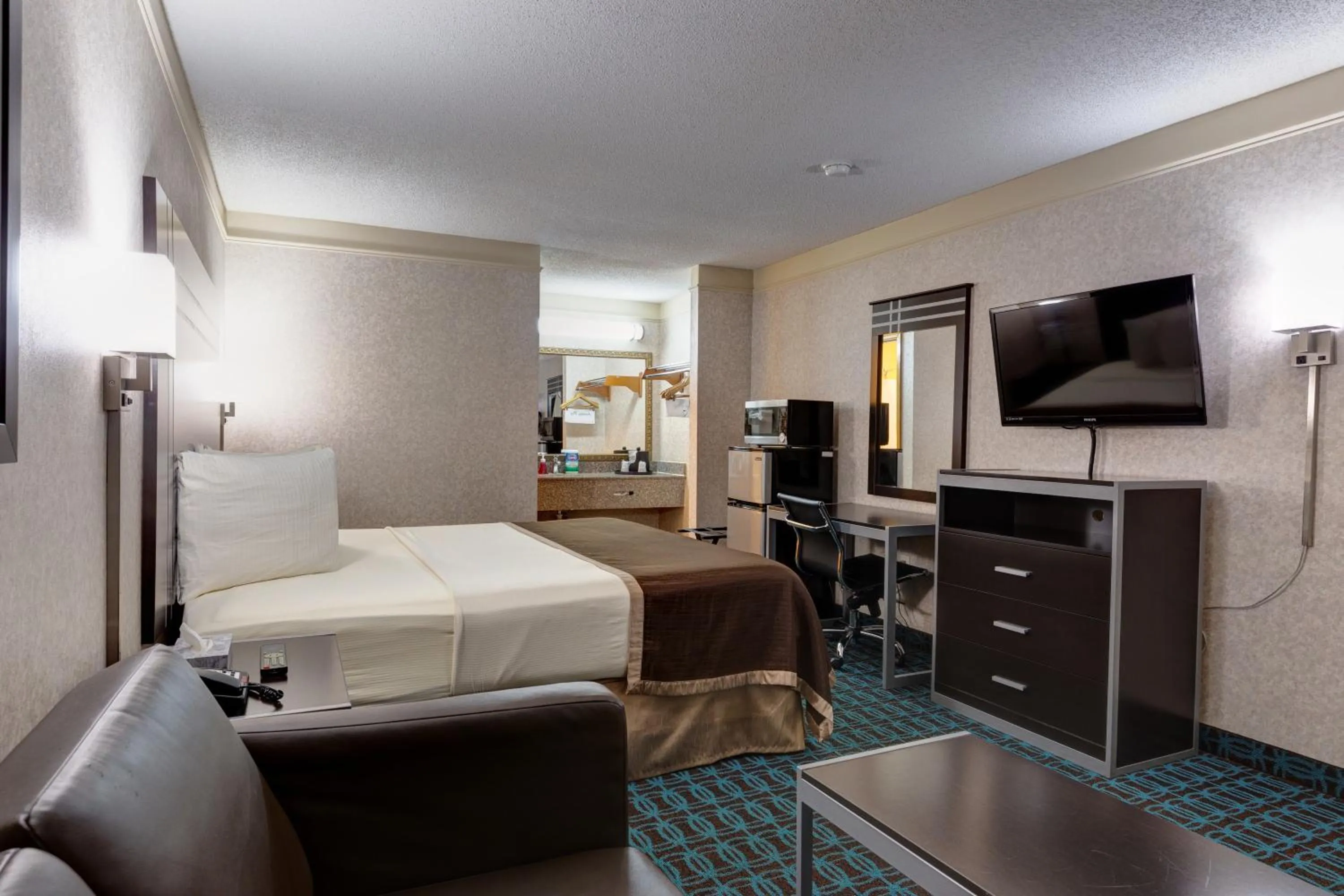 Bed in Deluxe Inn - Fayetteville I-95