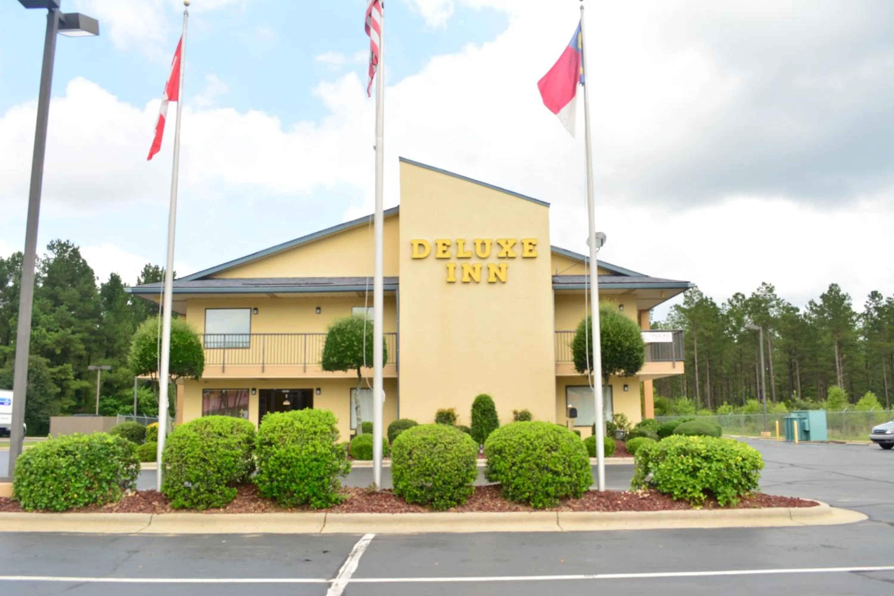 Facade/entrance in Deluxe Inn - Fayetteville I-95