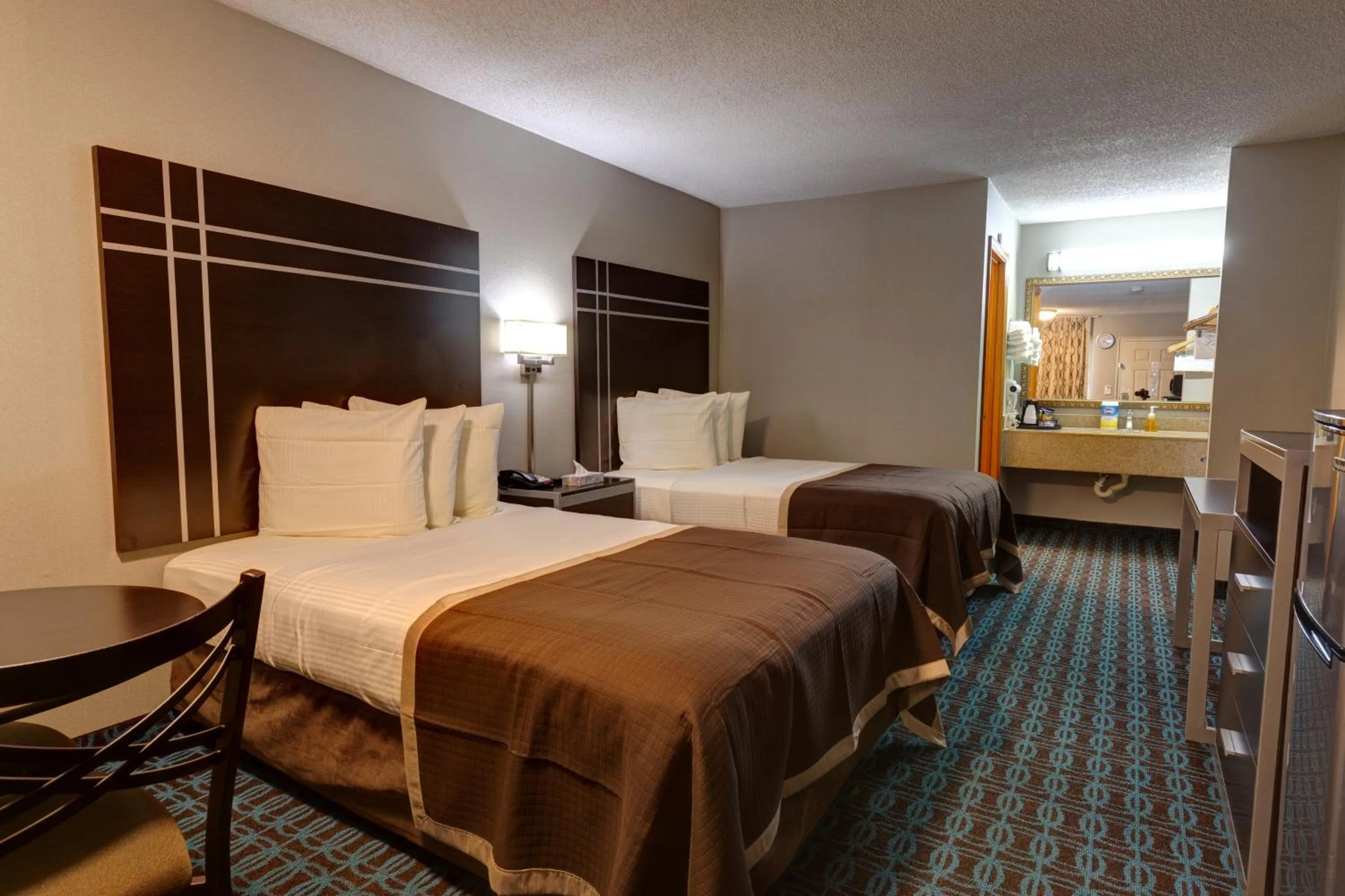 Bed in Deluxe Inn - Fayetteville I-95