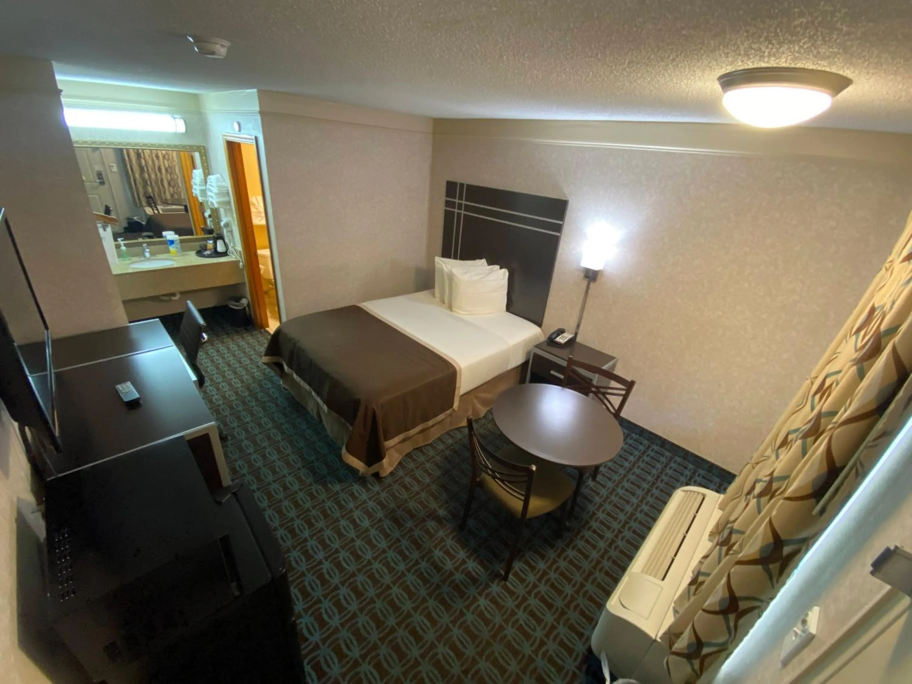 Bed in Deluxe Inn - Fayetteville I-95