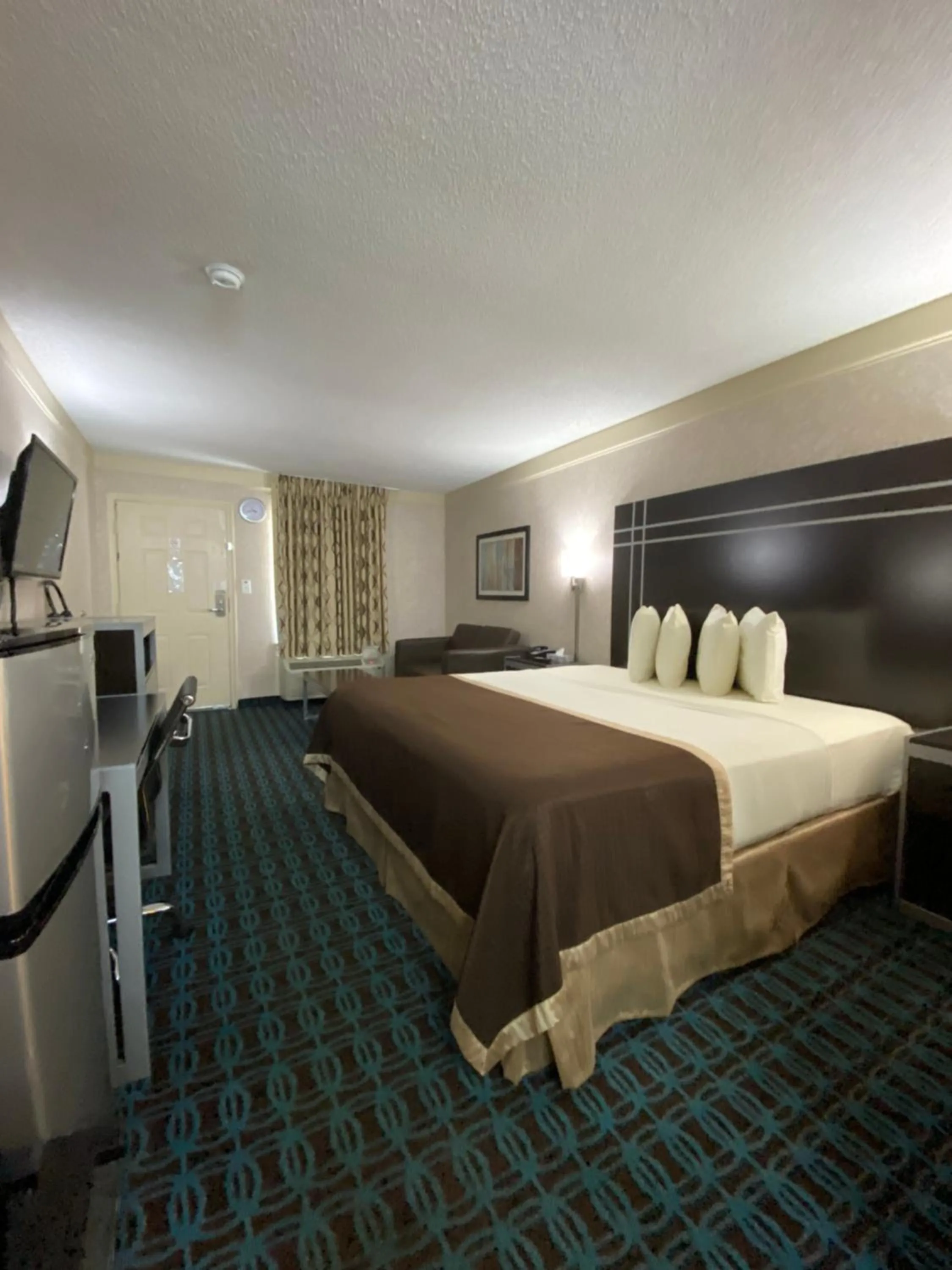 Bed in Deluxe Inn - Fayetteville I-95