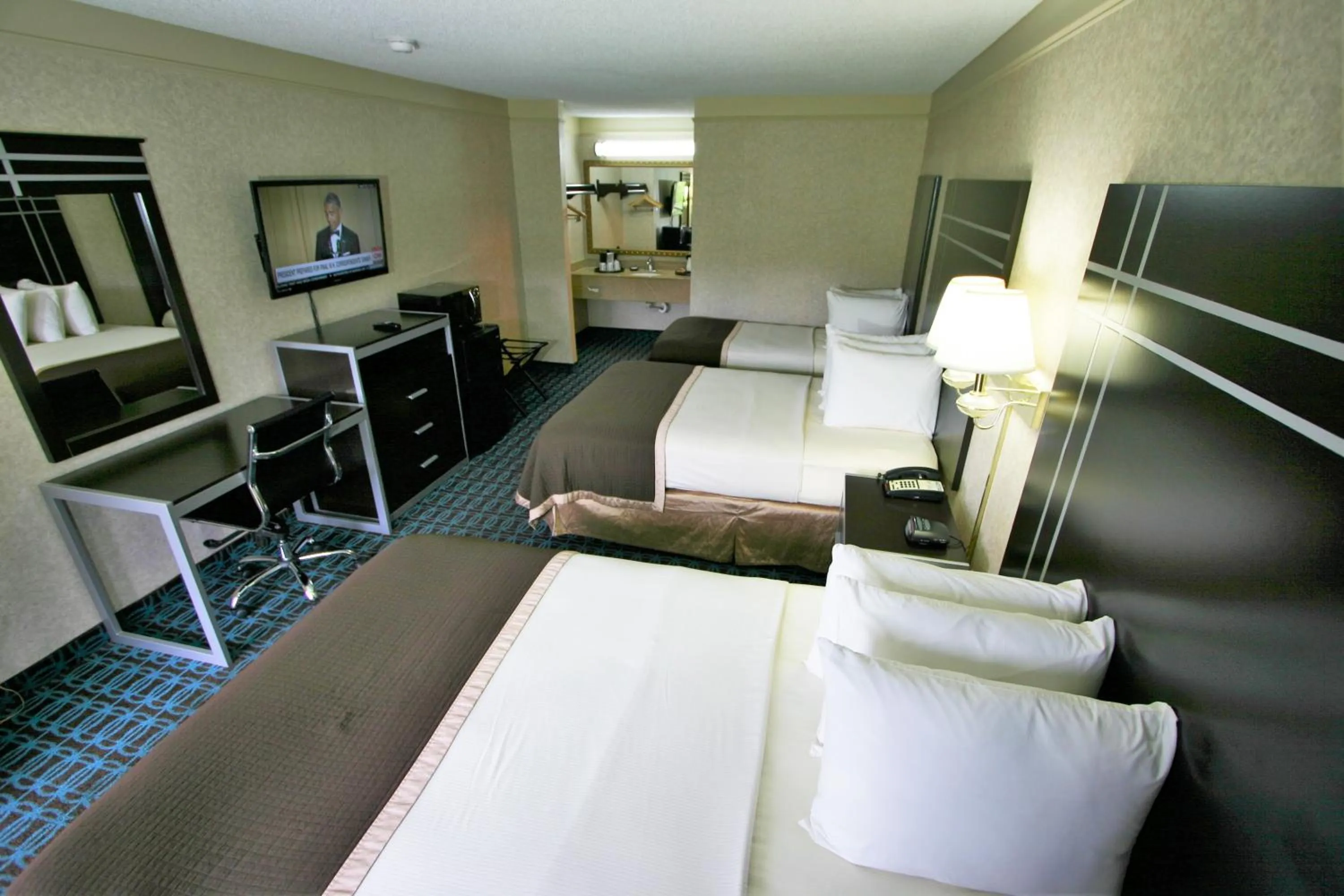 Photo of the whole room, Bed in Deluxe Inn - Fayetteville I-95