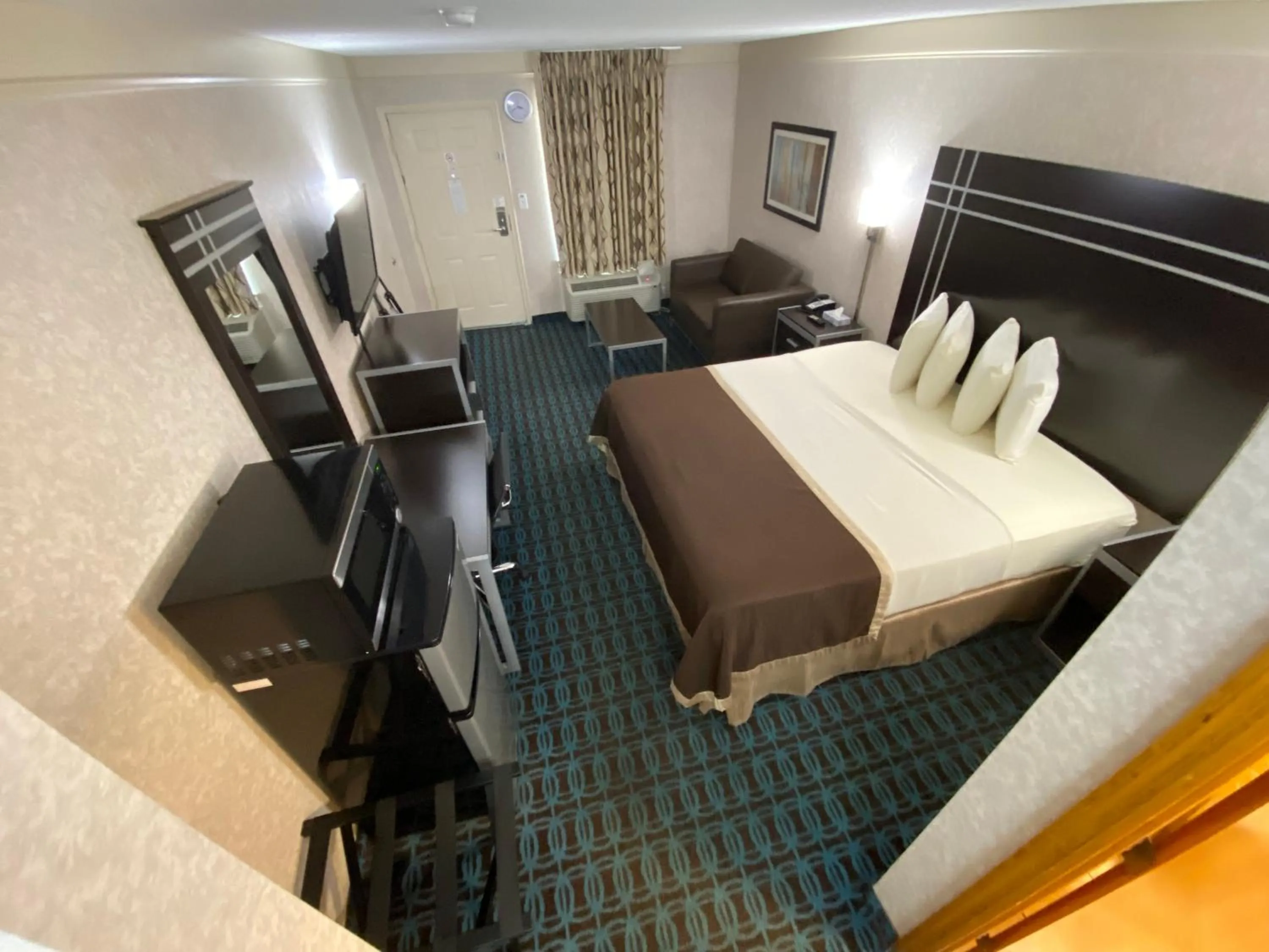 Bed in Deluxe Inn - Fayetteville I-95