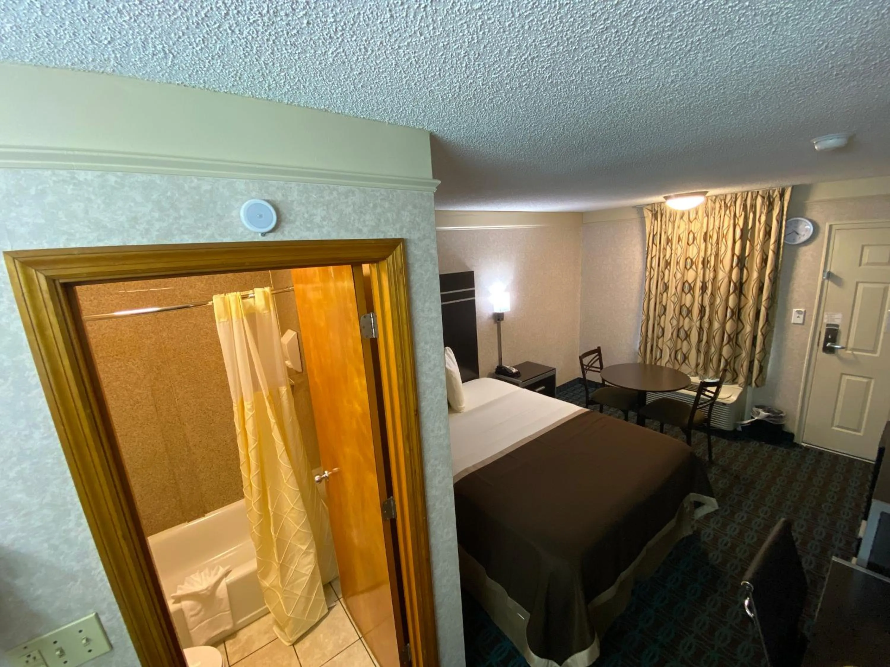 Bed in Deluxe Inn - Fayetteville I-95